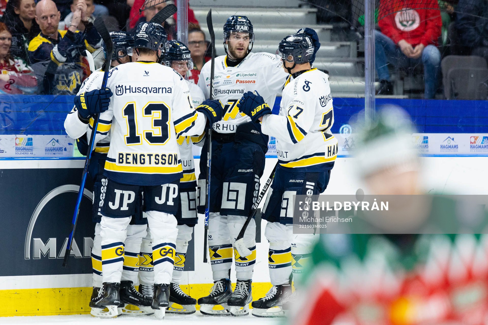 HV71s Emil Andrae jublar med lagkamrater