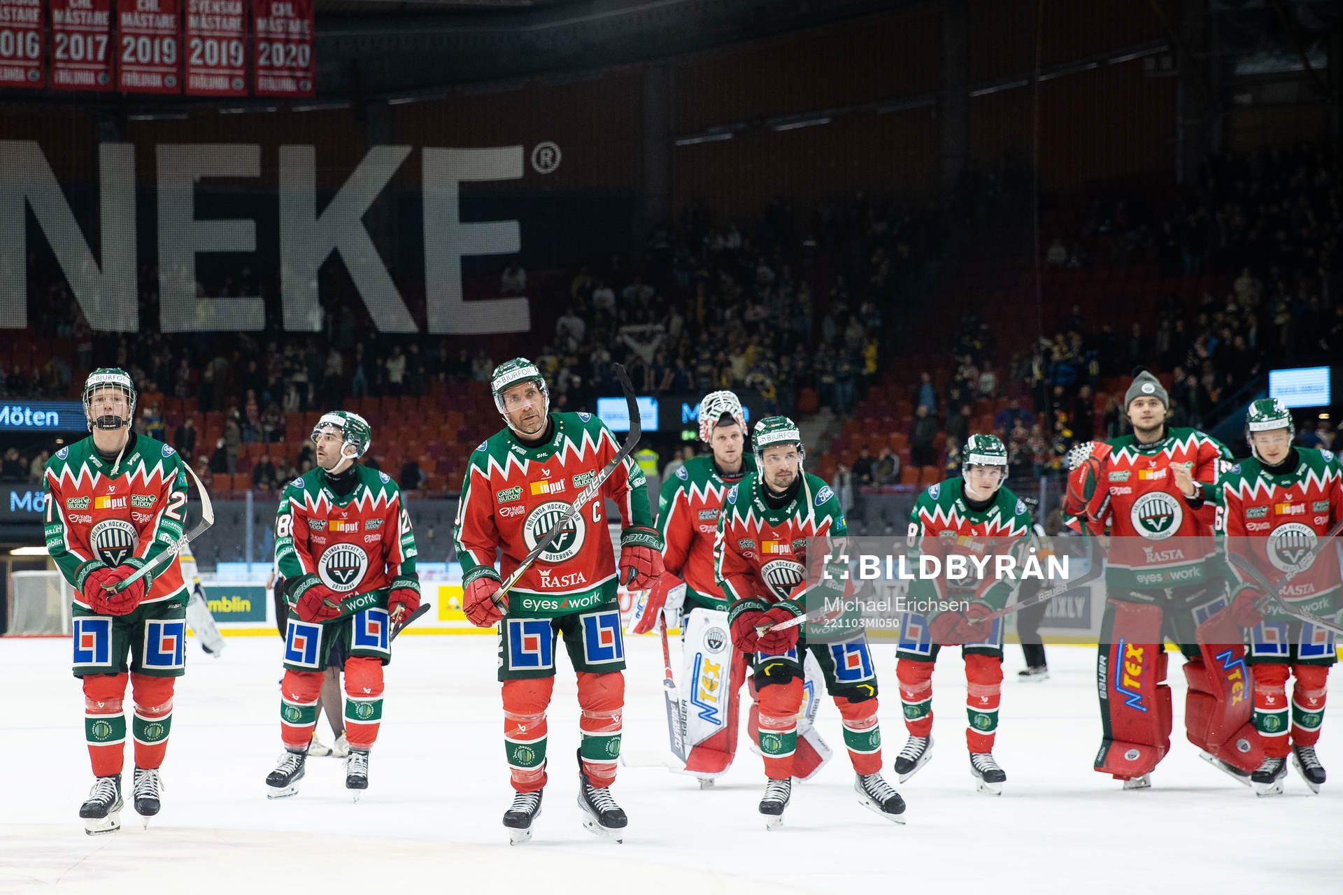 Frölundas spelare jublar och tackar publiken