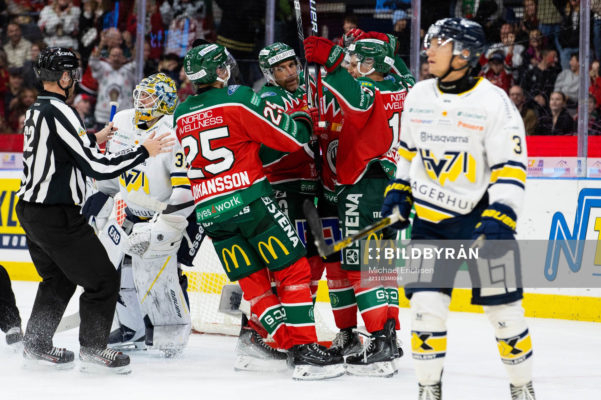 Frölundas Jacob Nilsson jublar med lagkamrater