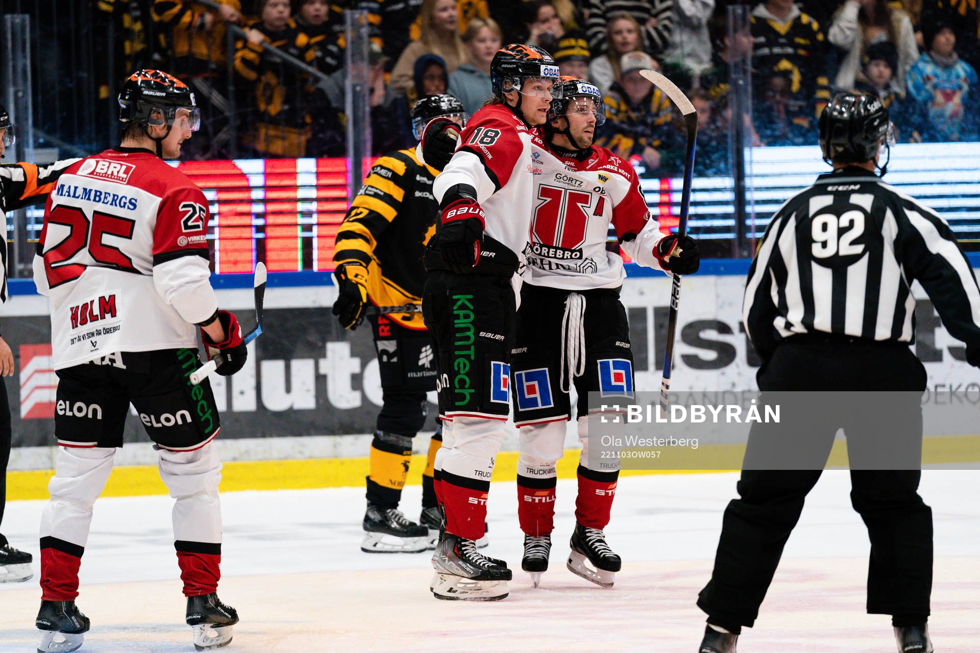 Örebros Rodrigo Abols och Mathias Bromé jublar