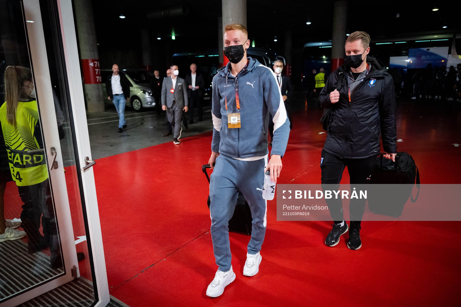 Hugo Larsson arrives to the stadium