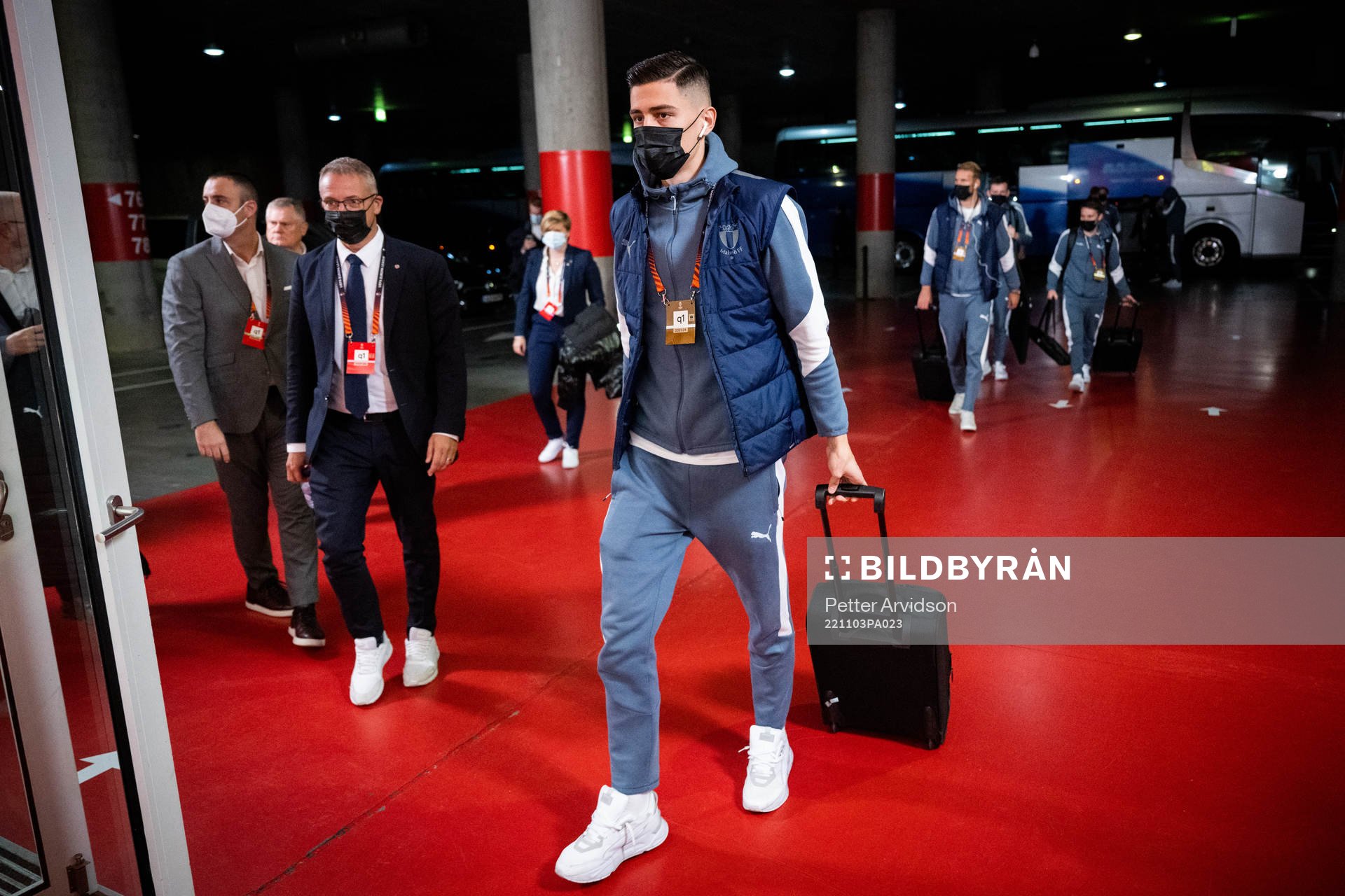 Dennis Hadžikadunic arrives to the stadium