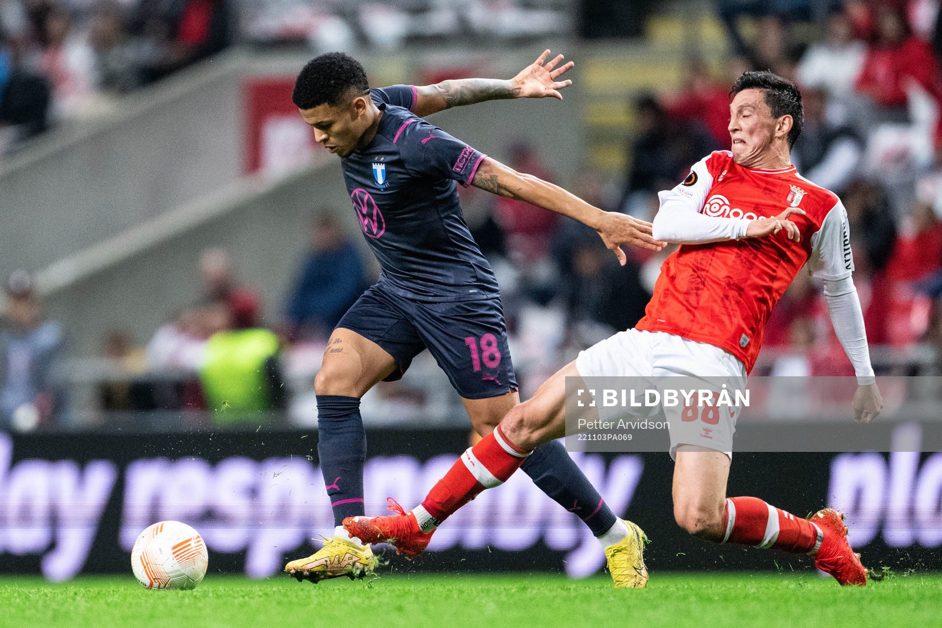 Romain Gall of Malmö FF and Andre Castro of Braga