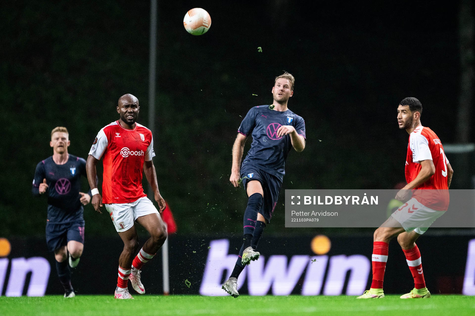 Ola Toivonen of Malmö FF against Al Musrati and Vitor Tormena of Braga during the UEFA Europa League between Braga and Malmö FF on November 3, 2022 in Braga.