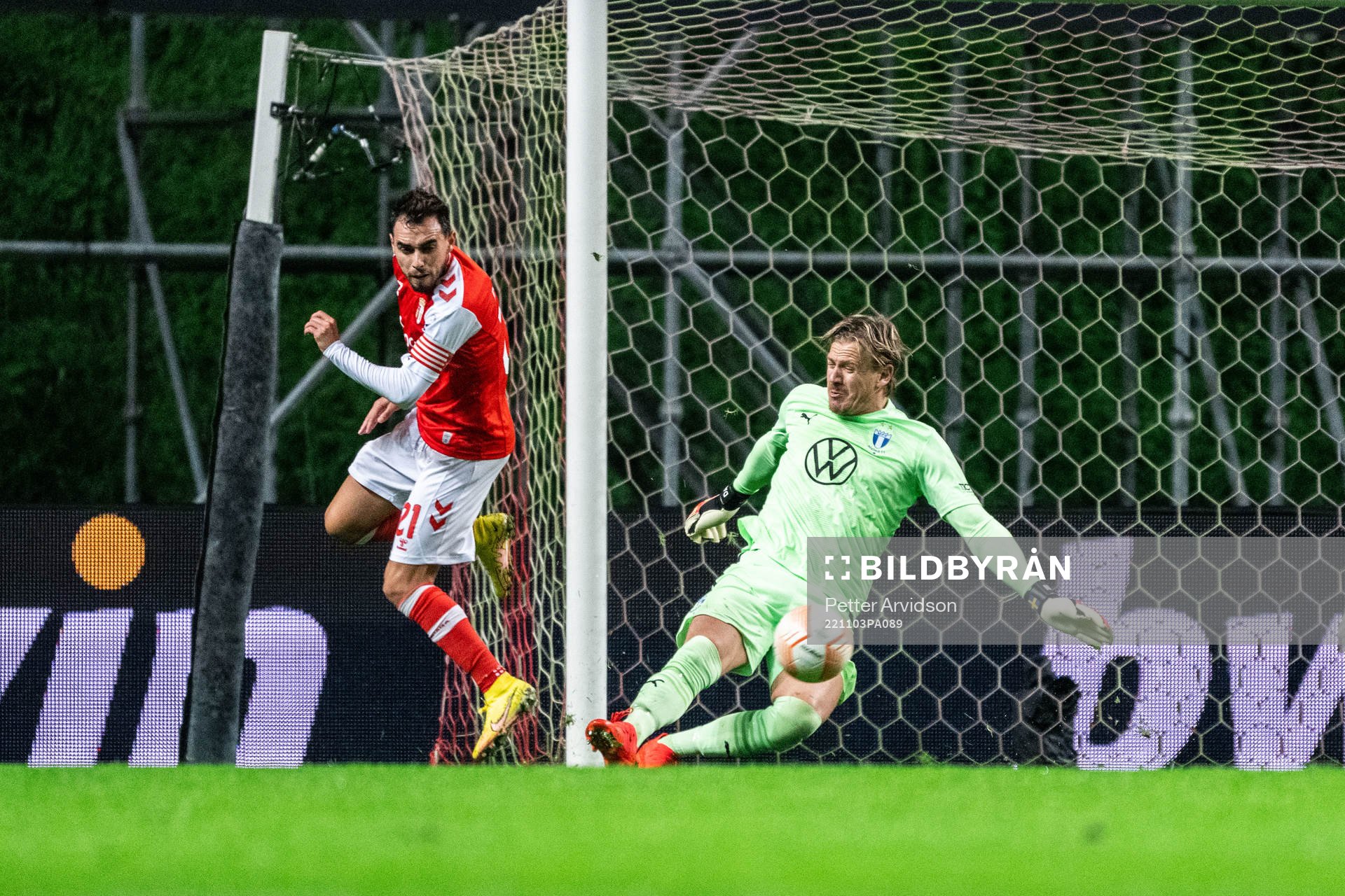 Ricardo Horta of Braga and goalkeeper Johan Dahlin of Malmö FF during the UEFA Europa League between Braga and Malmö FF on November 3, 2022 in Braga.