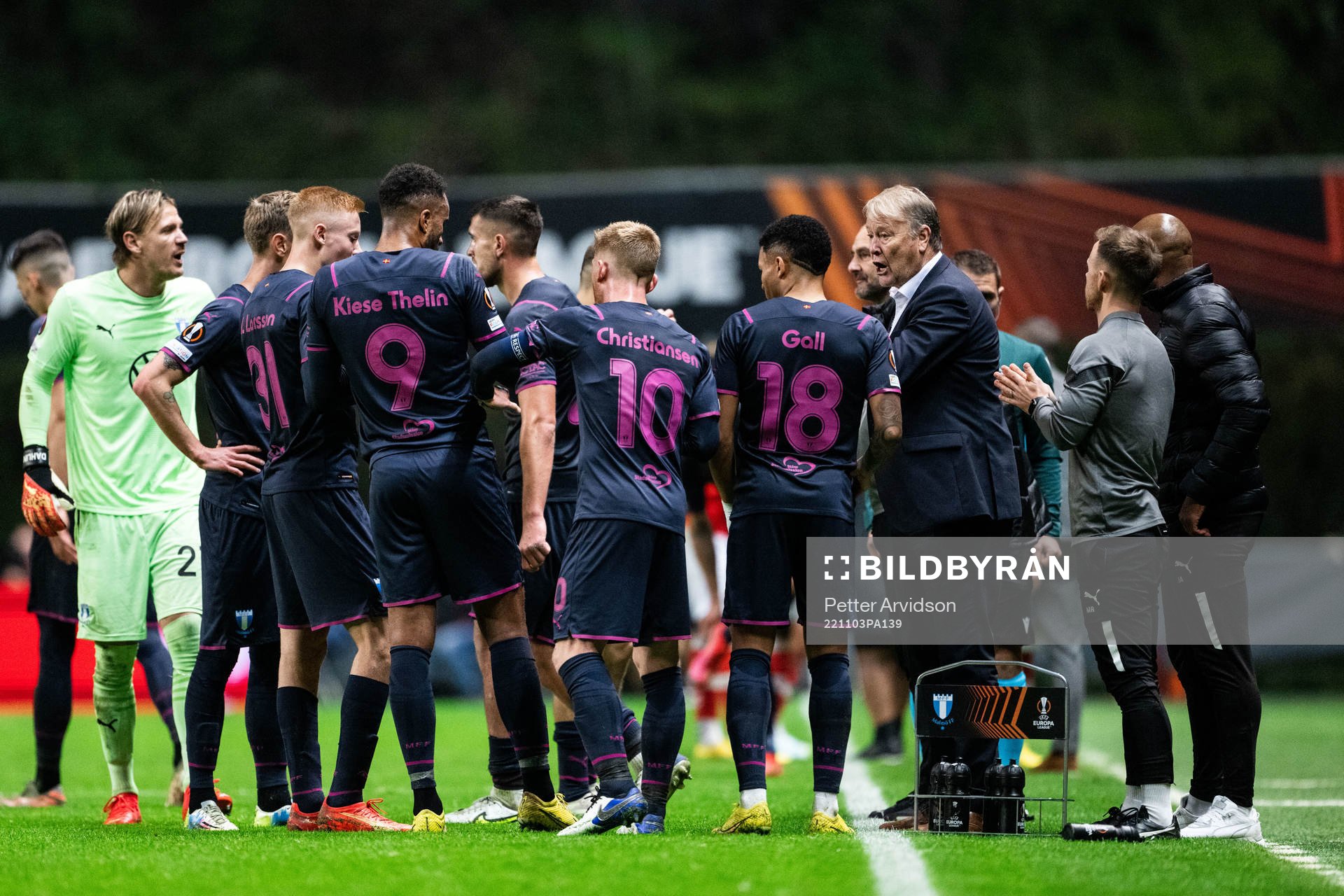 Head coach Åge Hareide of Malmö FF talks to the players during the UEFA Europa League between Braga and Malmö FF on November 3, 2022 in Braga.