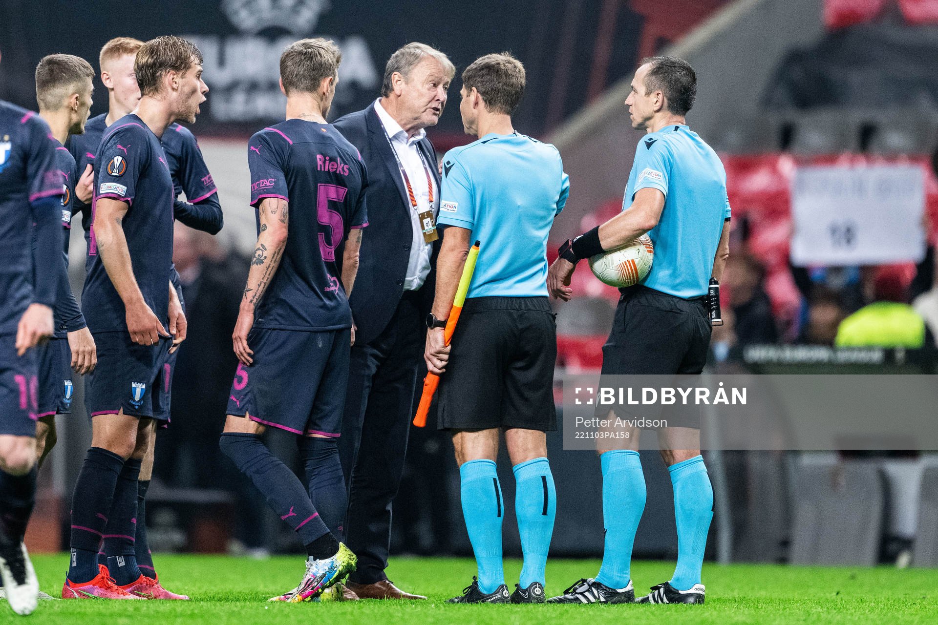 Head coach Åge Hareide of Malmö FF in discussion with the