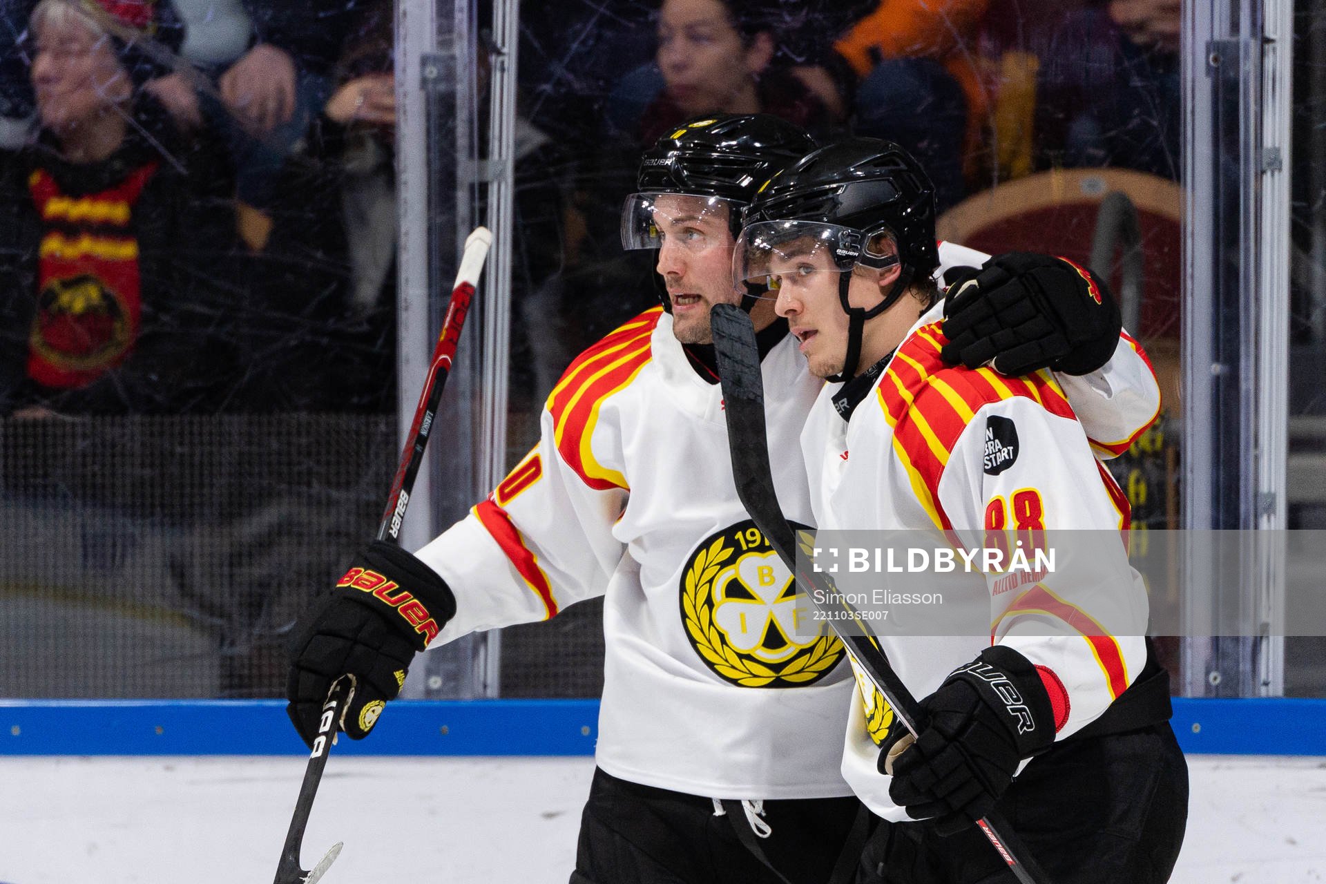 Brynäs Johan Larsson och Dmytro Timashov jublar
