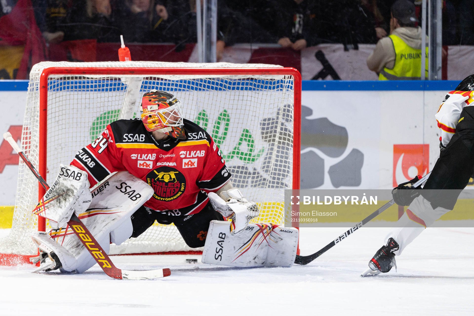 Brynäs Greg Scott gör 0-3 bakom Luleås målvakt Joel