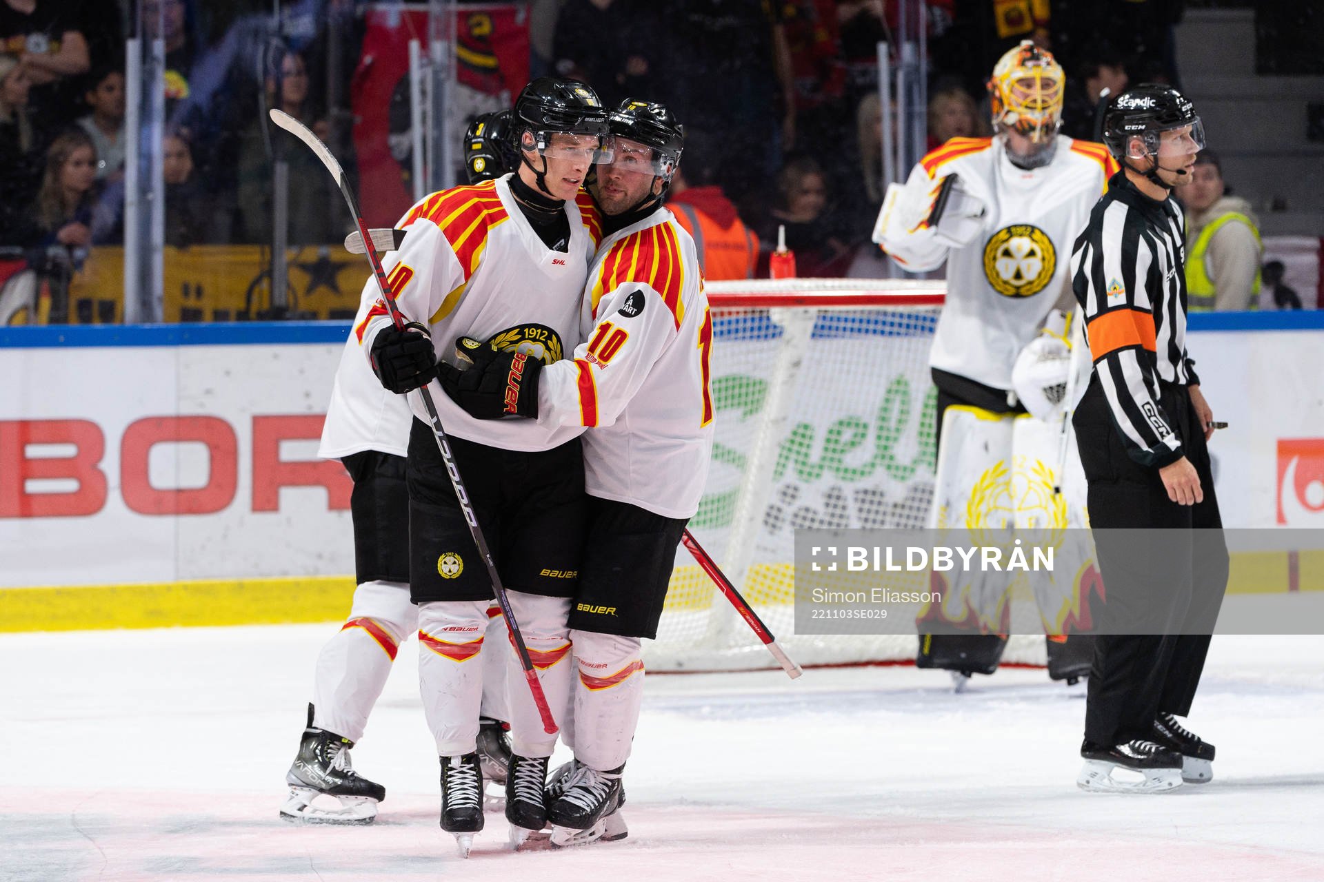 Brynäs David Sklenicka och Johan Larsson jublar