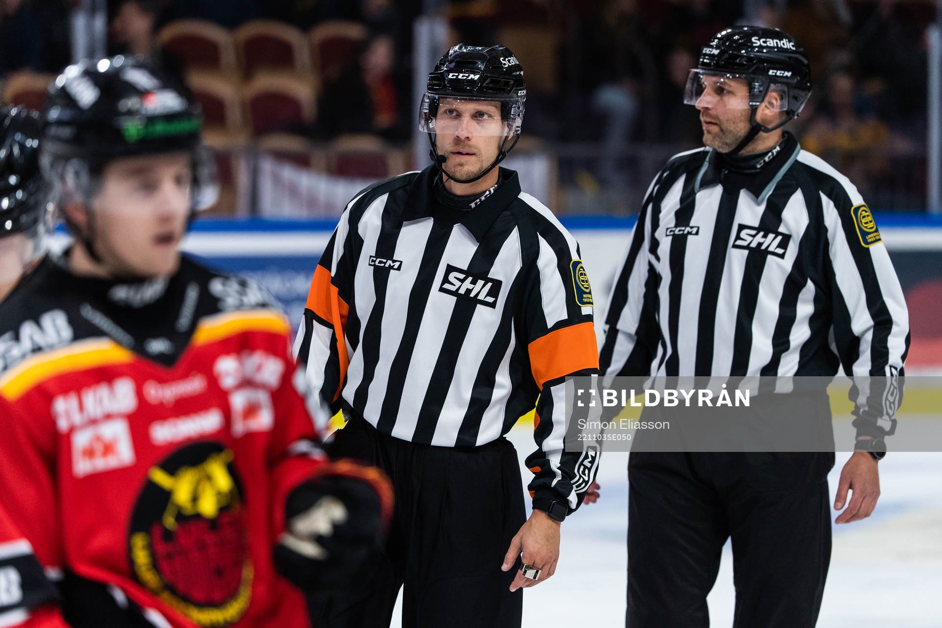 Domare Andreas Harnebring och linjedomare Emil Yletyinen