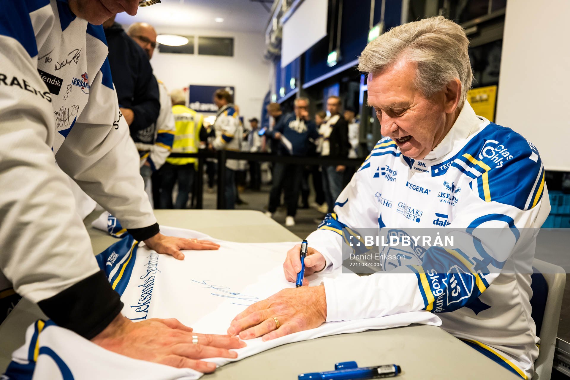Mats Åhlberg signerar tröjor innan ishockeymatchen i SHL