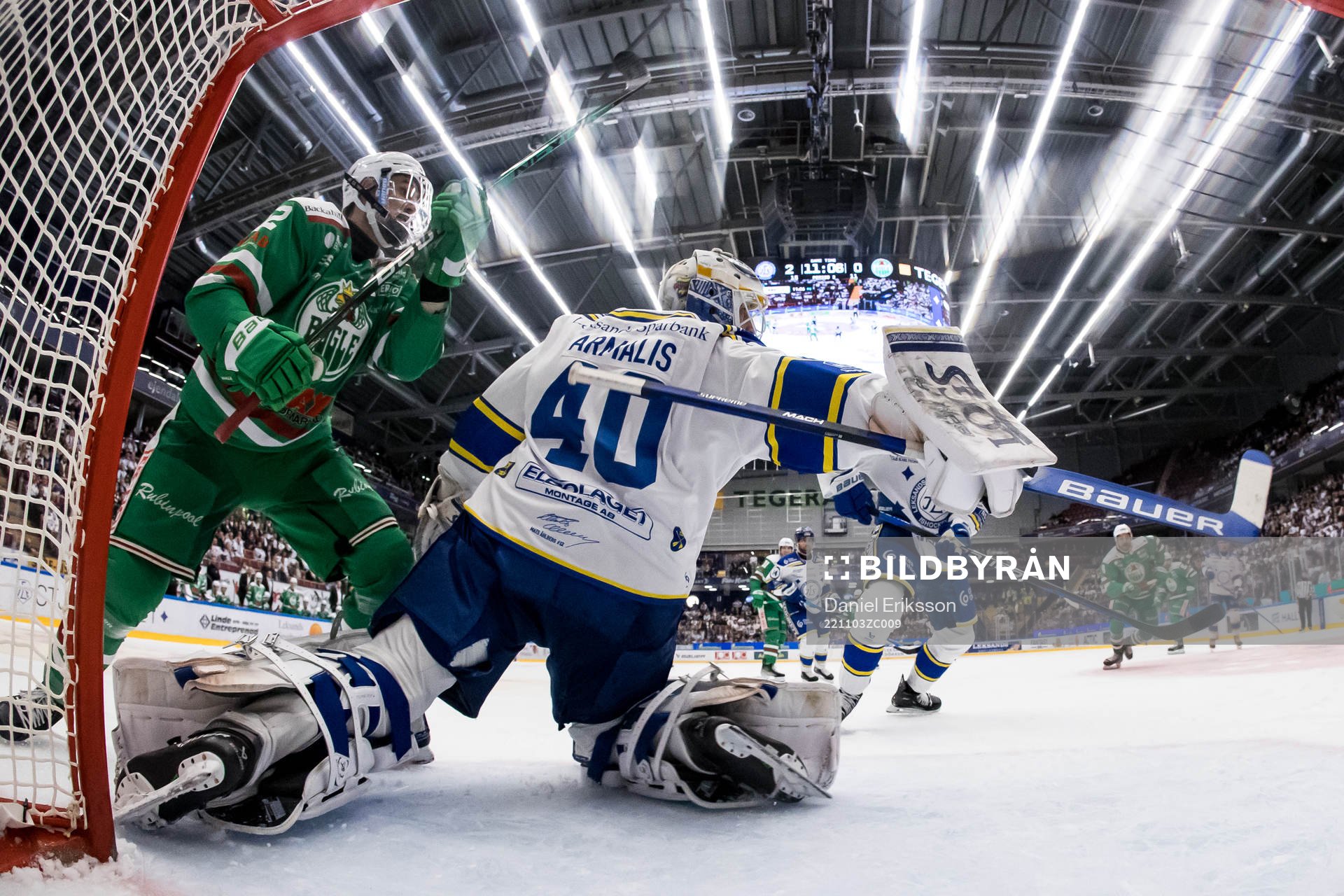 Rögles Brady Ferguson och Leksands målvakt Mantas Armalis