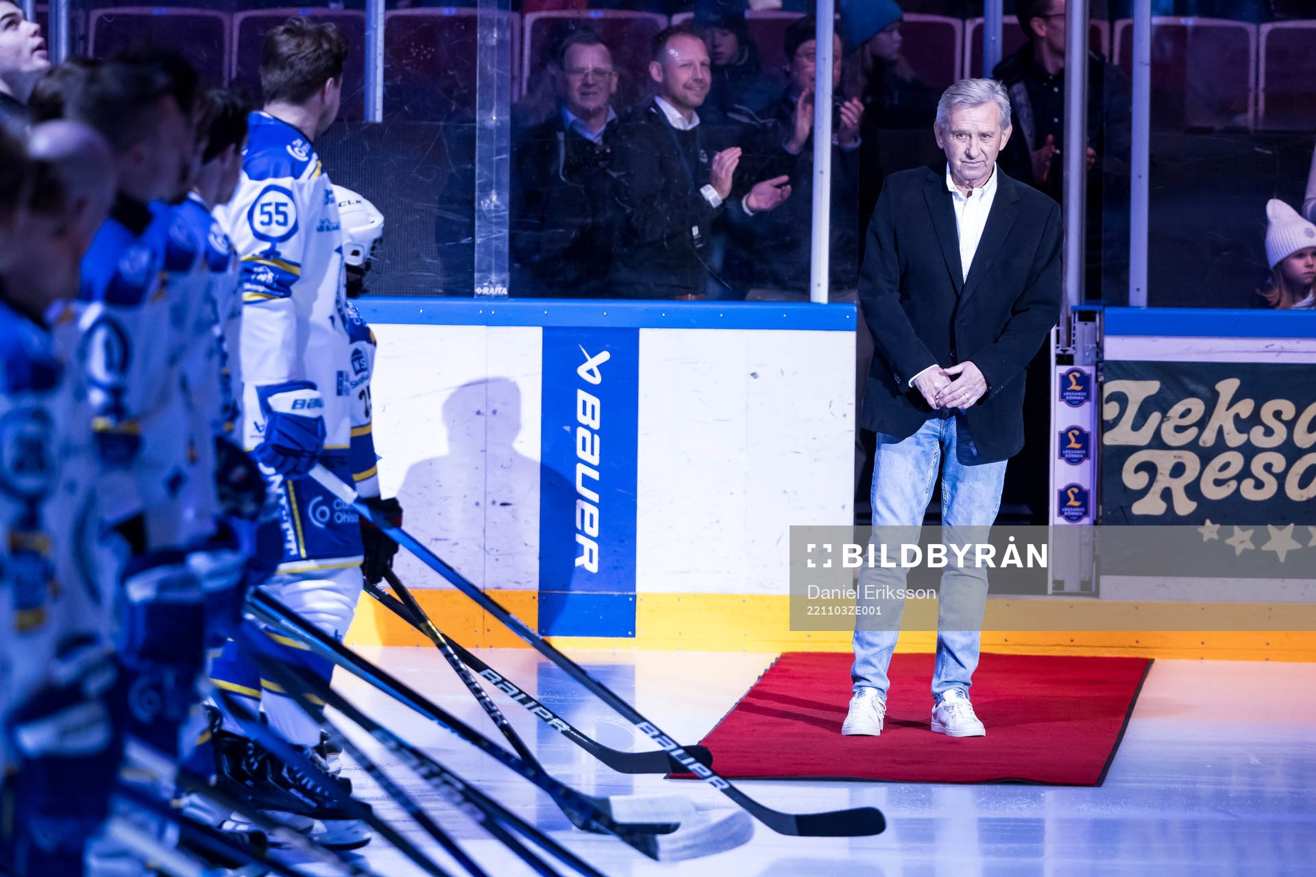 Mats Åhlberg hyllas innan  ishockeymatchen i SHL mellan