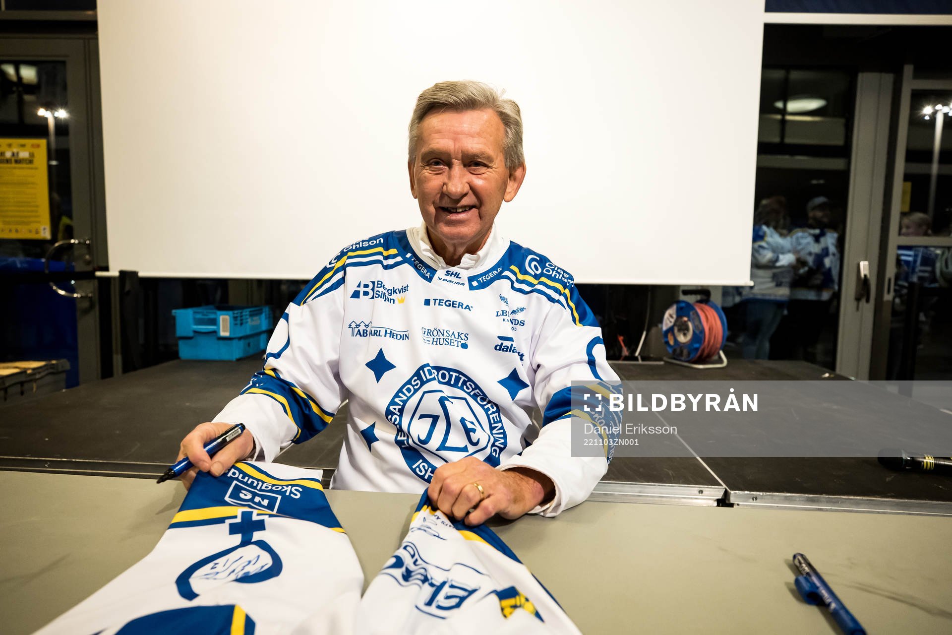 Mats Åhlberg signerar tröjor innan ishockeymatchen i SHL