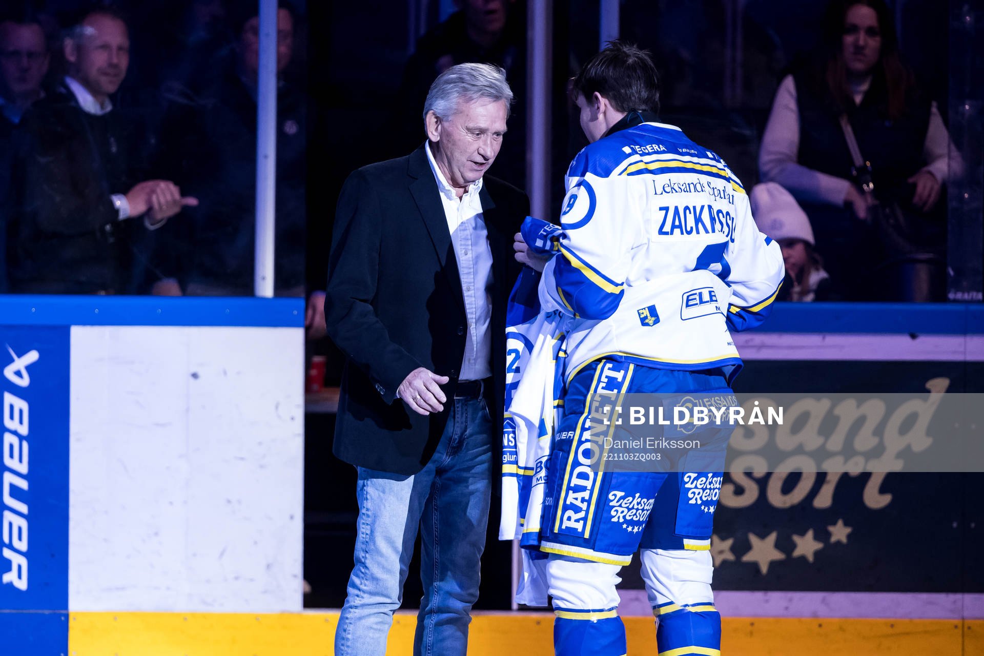 Mats Åhlberg hyllas innan  ishockeymatchen i SHL mellan