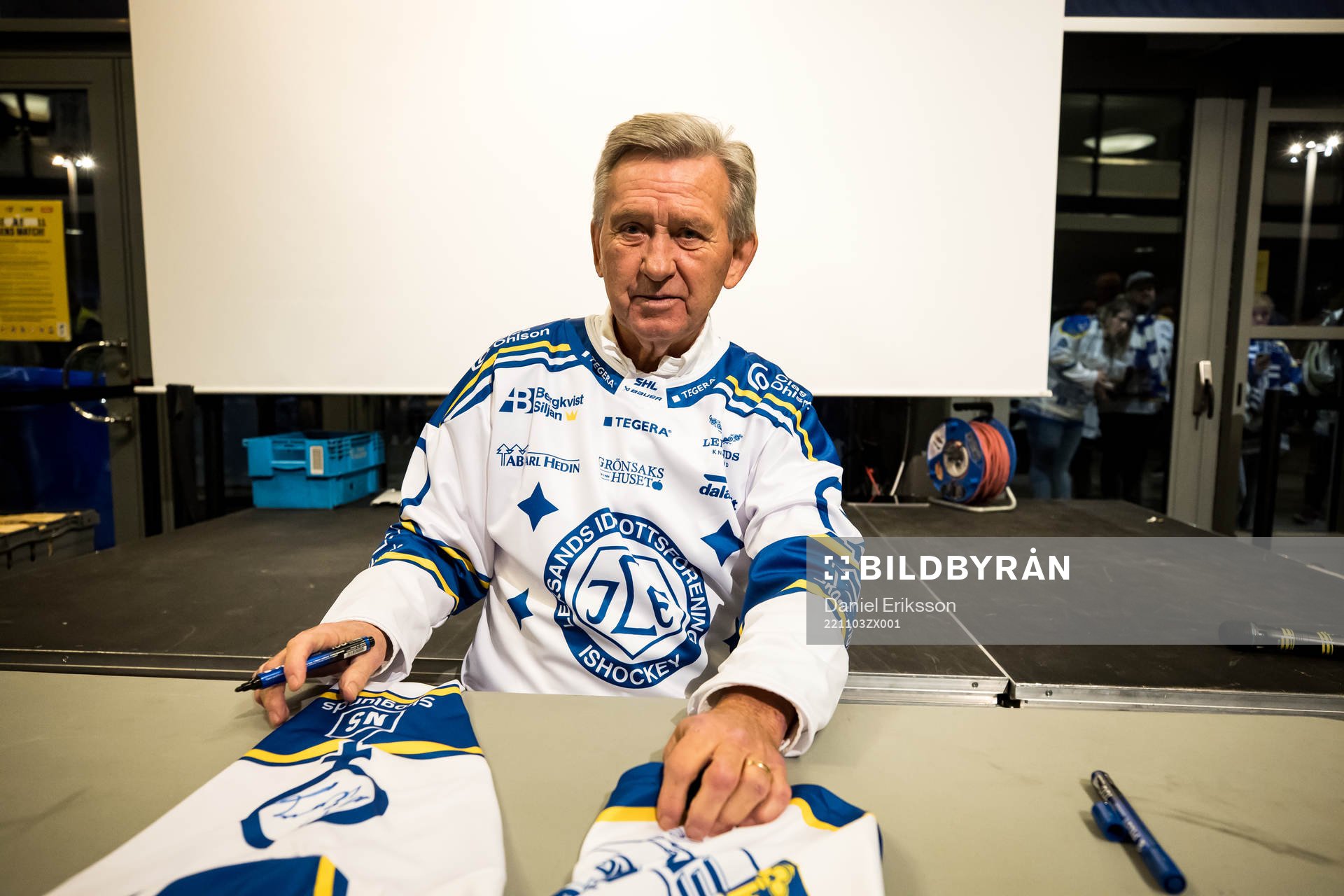 Mats Åhlberg signerar tröjor innan ishockeymatchen i SHL