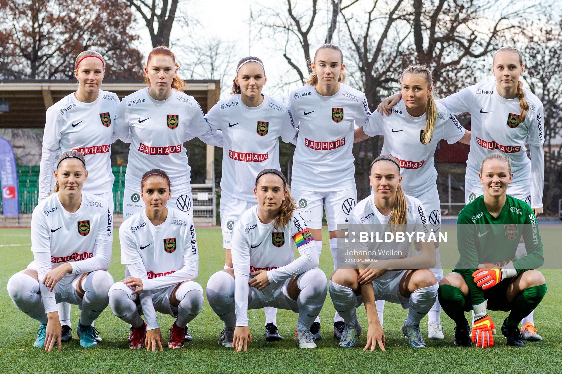 Brommapojkarnas startelva ställer upp för en lagbild