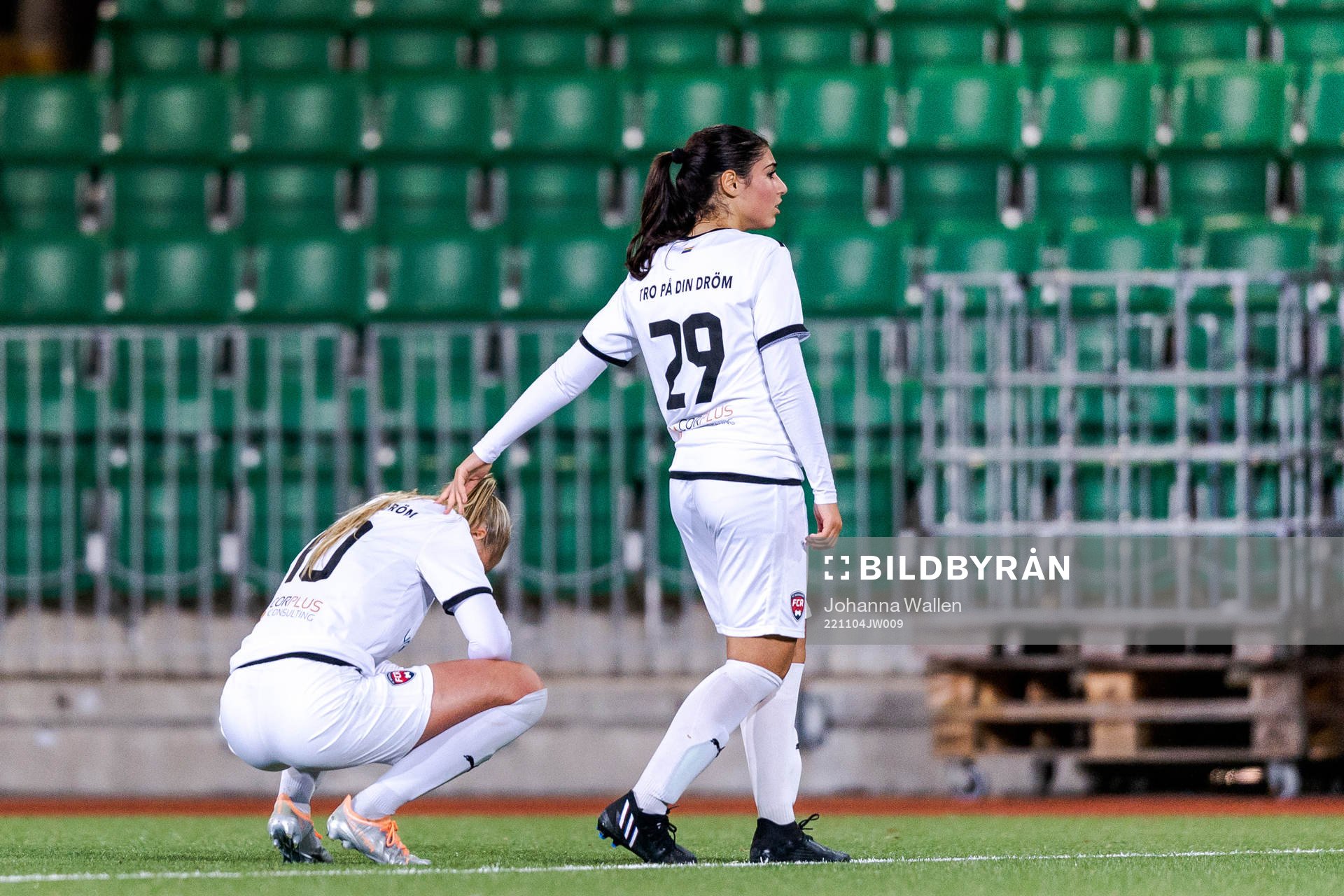 FC Rosengårds Hanna Stenberg och Sara Sulaiman deppar