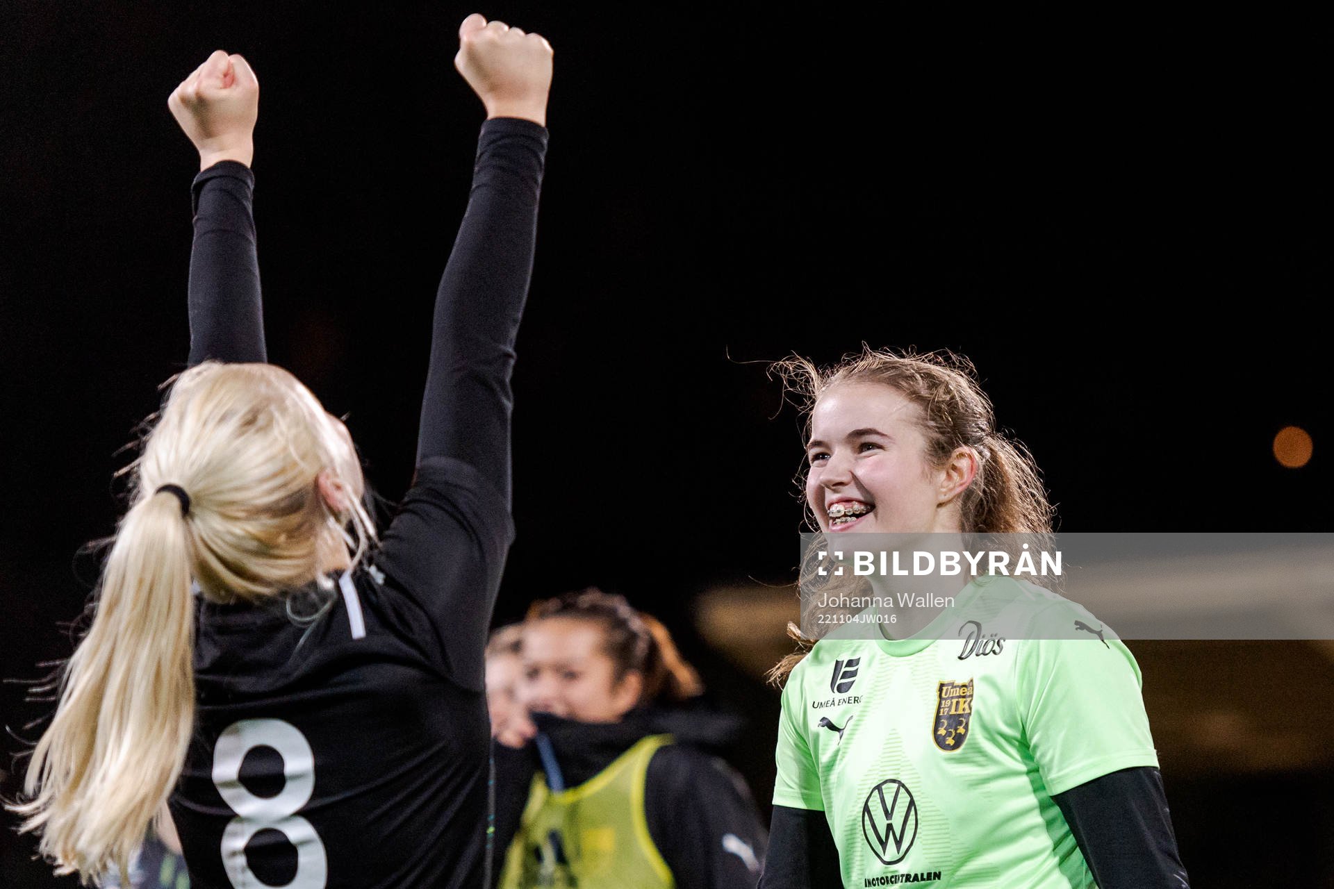 Umeås Vera Croné och målvakt Ella Holmberg jublar efter fotbollsmatchen i F19-slutspelet mellan Umeå och FC Rosengård den 4 november 2022 i Stockholm.
