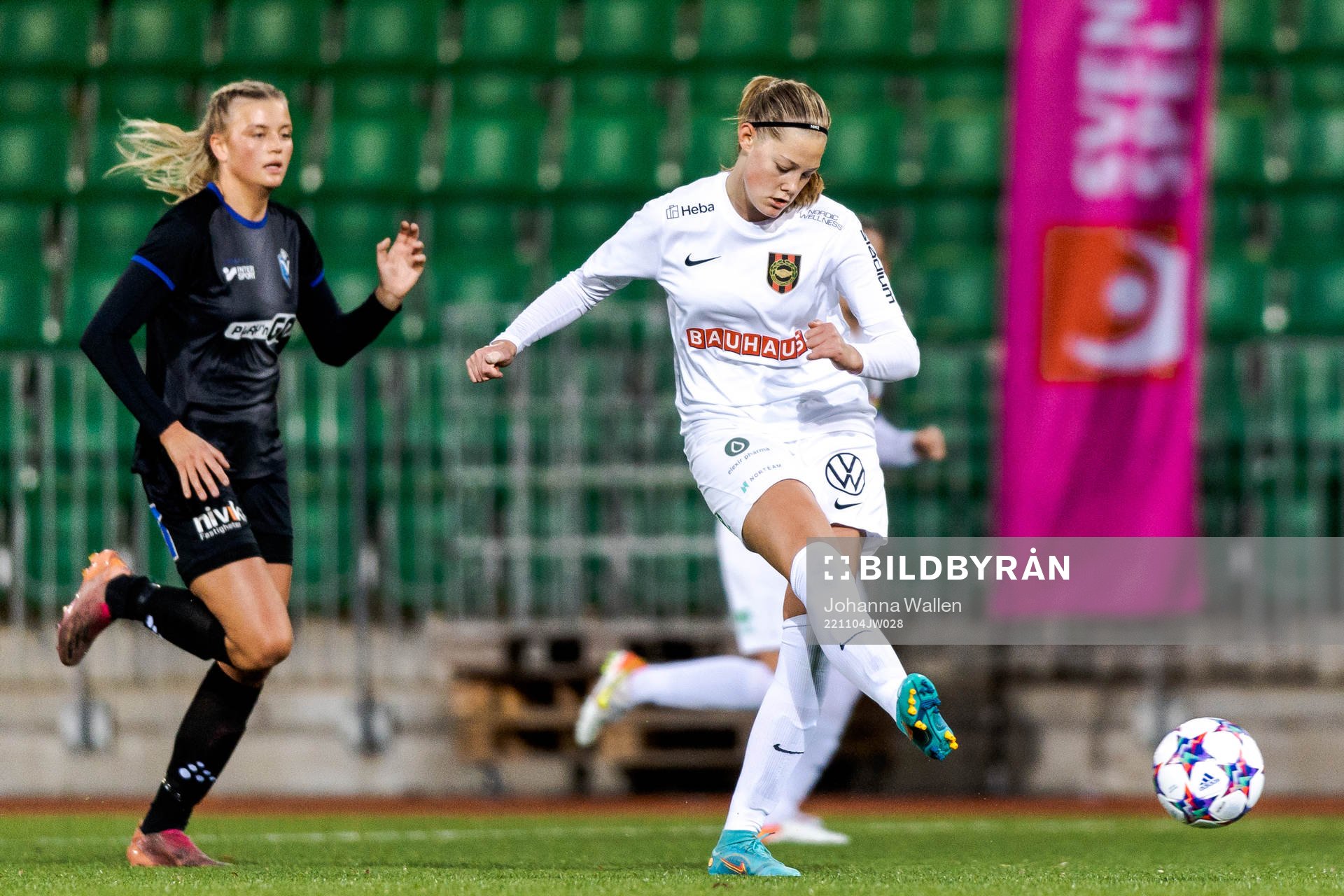 Växjös Matilda Nivard och Brommapojkarnas Sofia Norrby under fotbollsmatchen i F19-slutspelet mellan Växjö DFF och IF Brommapojkarna den 4 november 2022 i Stockholm.