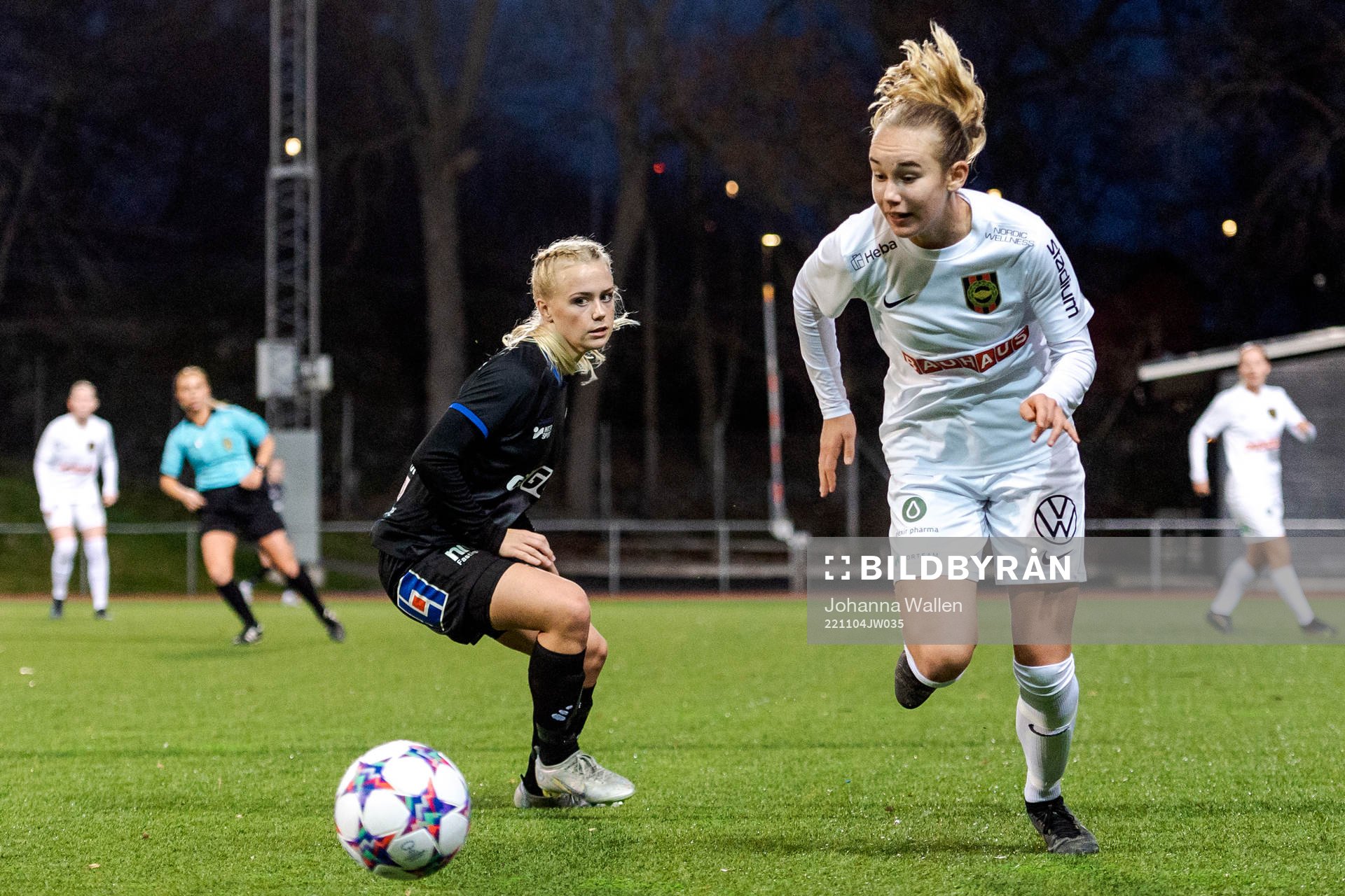 Växjös Thea Öhman och Brommapojkarnas Smilla Lönn under fotbollsmatchen i F19-slutspelet mellan Växjö DFF och IF Brommapojkarna den 4 november 2022 i Stockholm.