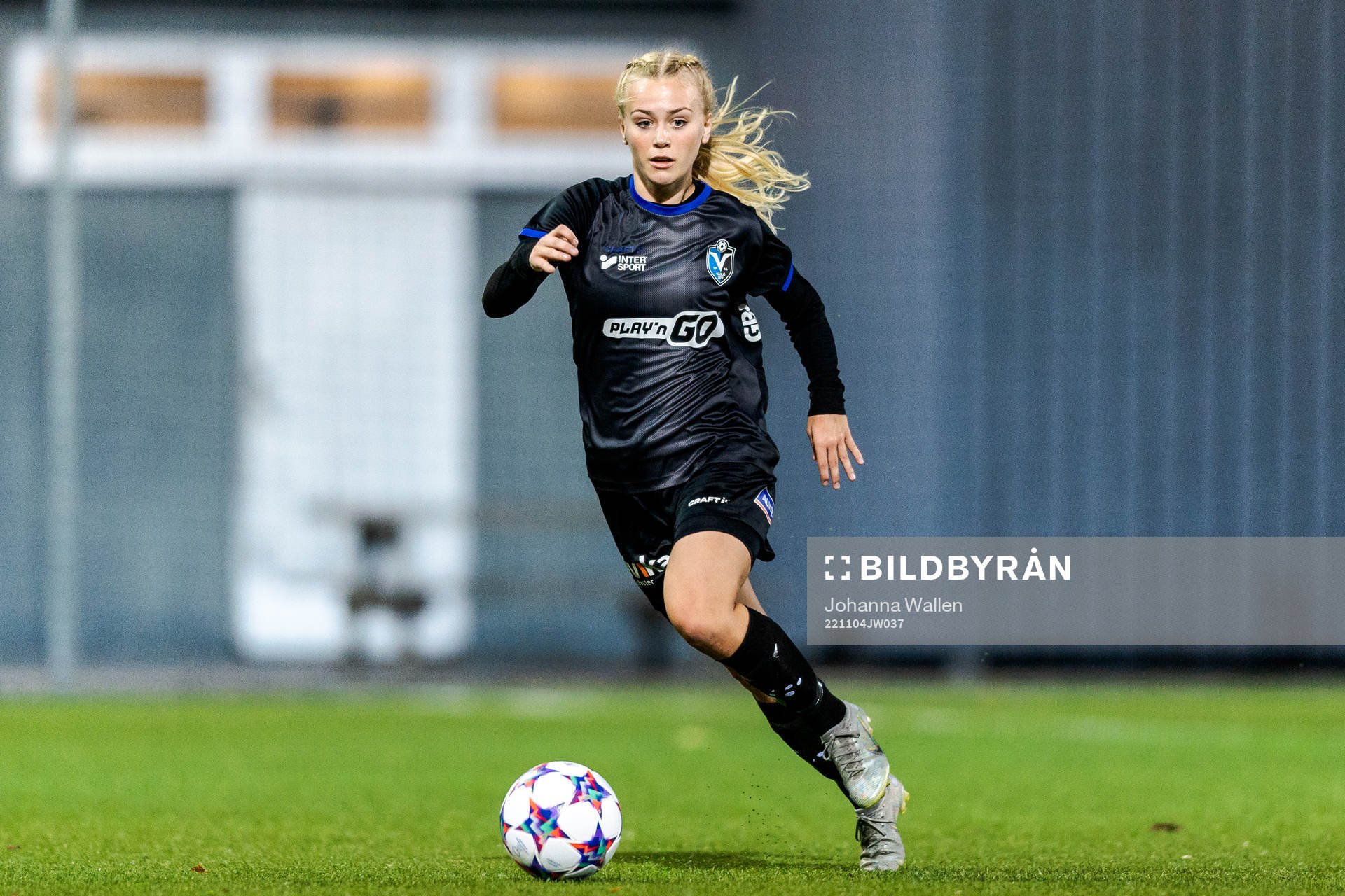 Växjös Thea Öhman under fotbollsmatchen i F19-slutspelet mellan Växjö DFF och IF Brommapojkarna den 4 november 2022 i Stockholm.