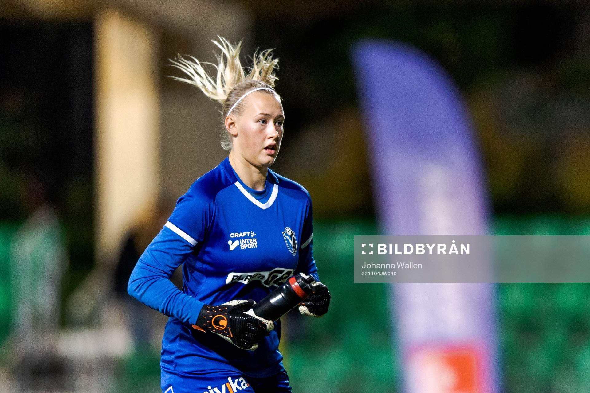 Växjös målvakt Tilda Torstensson under fotbollsmatchen i F19-slutspelet mellan Växjö DFF och IF Brommapojkarna den 4 november 2022 i Stockholm.