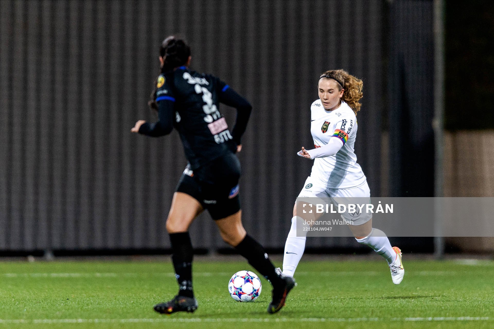 Växjös Izabell Afram och Brommapojkarnas Ebba Hjalmarsson under fotbollsmatchen i F19-slutspelet mellan Växjö DFF och IF Brommapojkarna den 4 november 2022 i Stockholm.