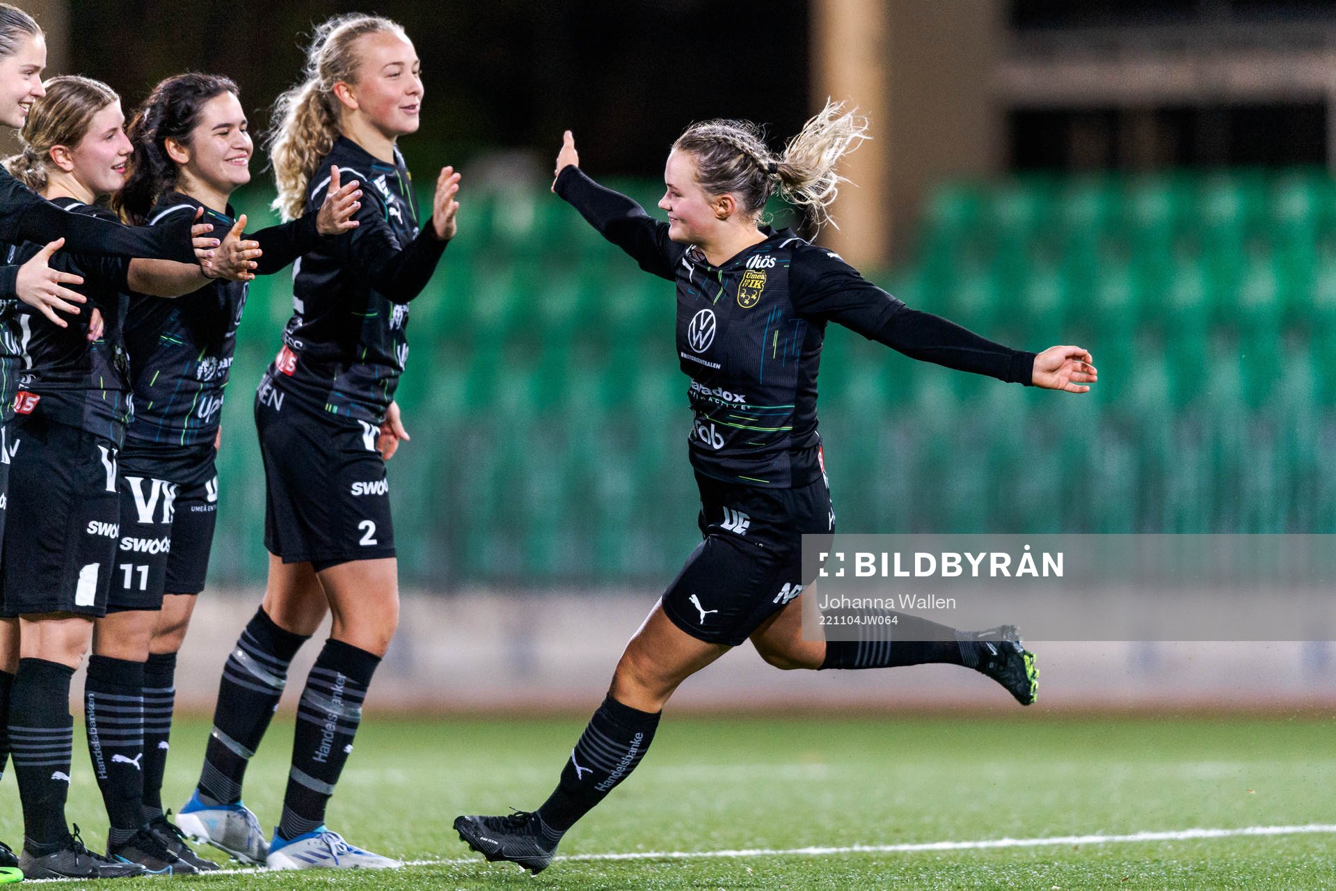 Umeås Alma Davis jublar med laget under fotbollsmatchen i F19-slutspelet mellan Umeå och FC Rosengård den 4 november 2022 i Stockholm. 
