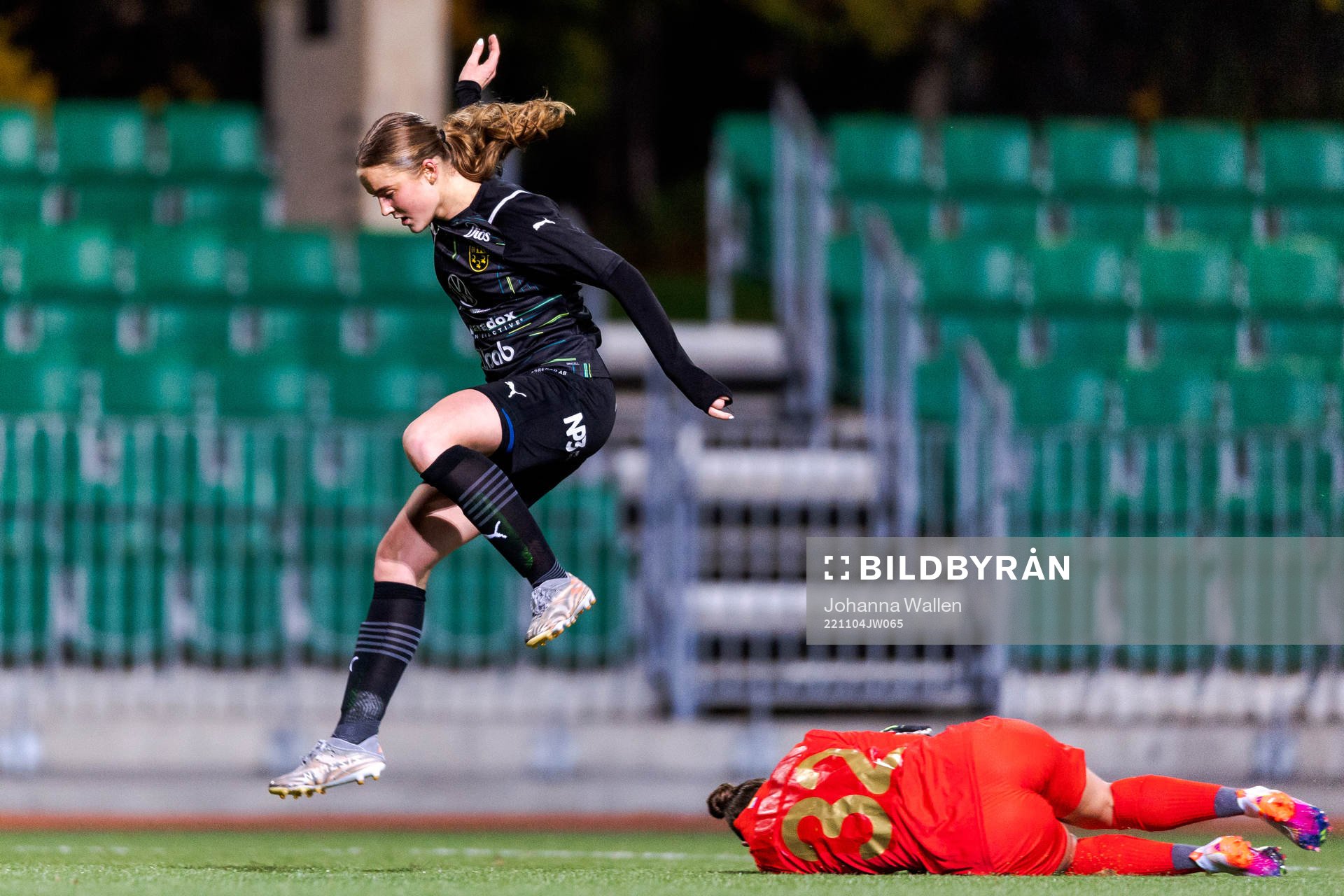 Umeås Thea Bäckström och FC Rosengårds målvakt Matilda