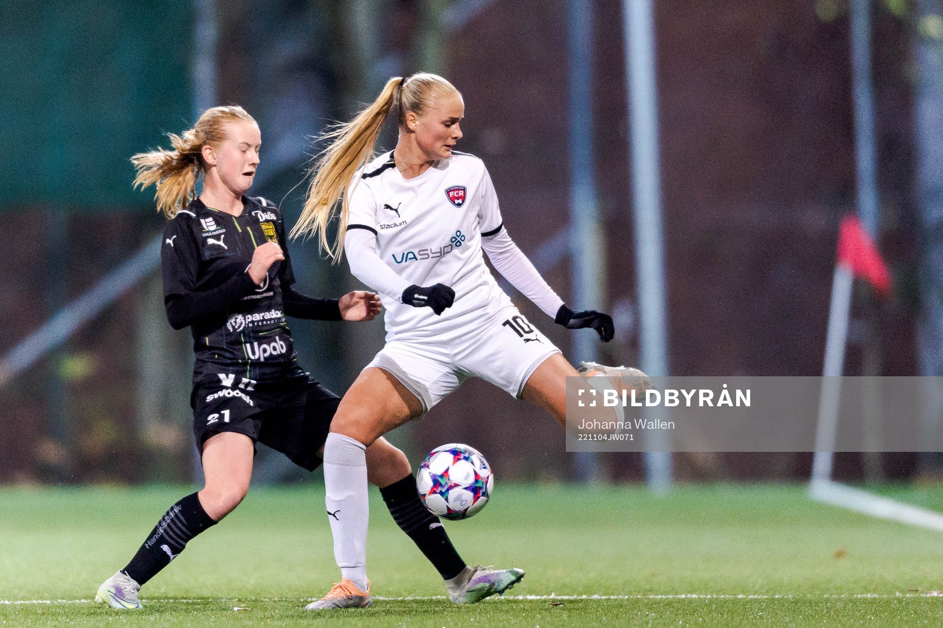 Umeås Tuva Nilsson och FC Rosengårds Hanna Stenberg
