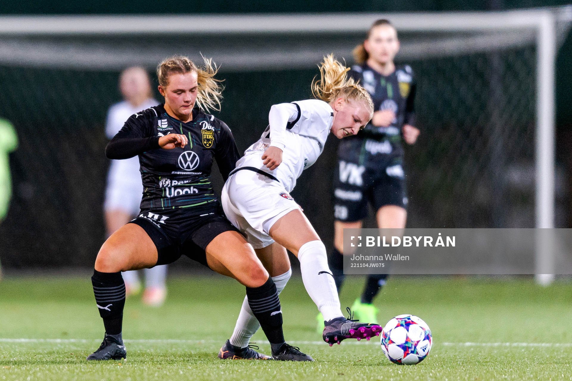 Umeås Alma Davis och FC Rosengårds Amanda Schultz