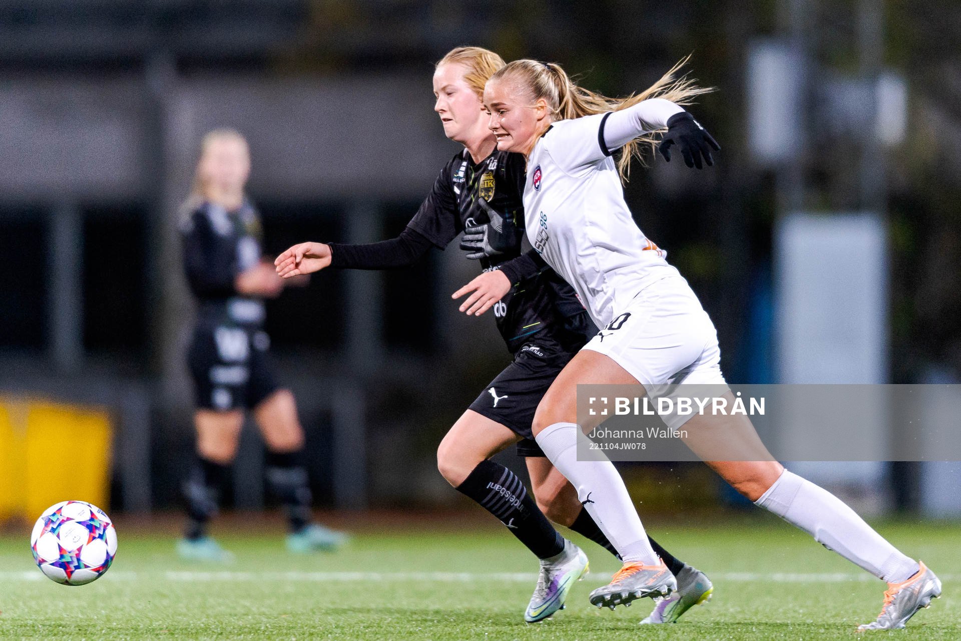 Umeås Tuva Nilsson och FC Rosengårds Hanna Stenberg