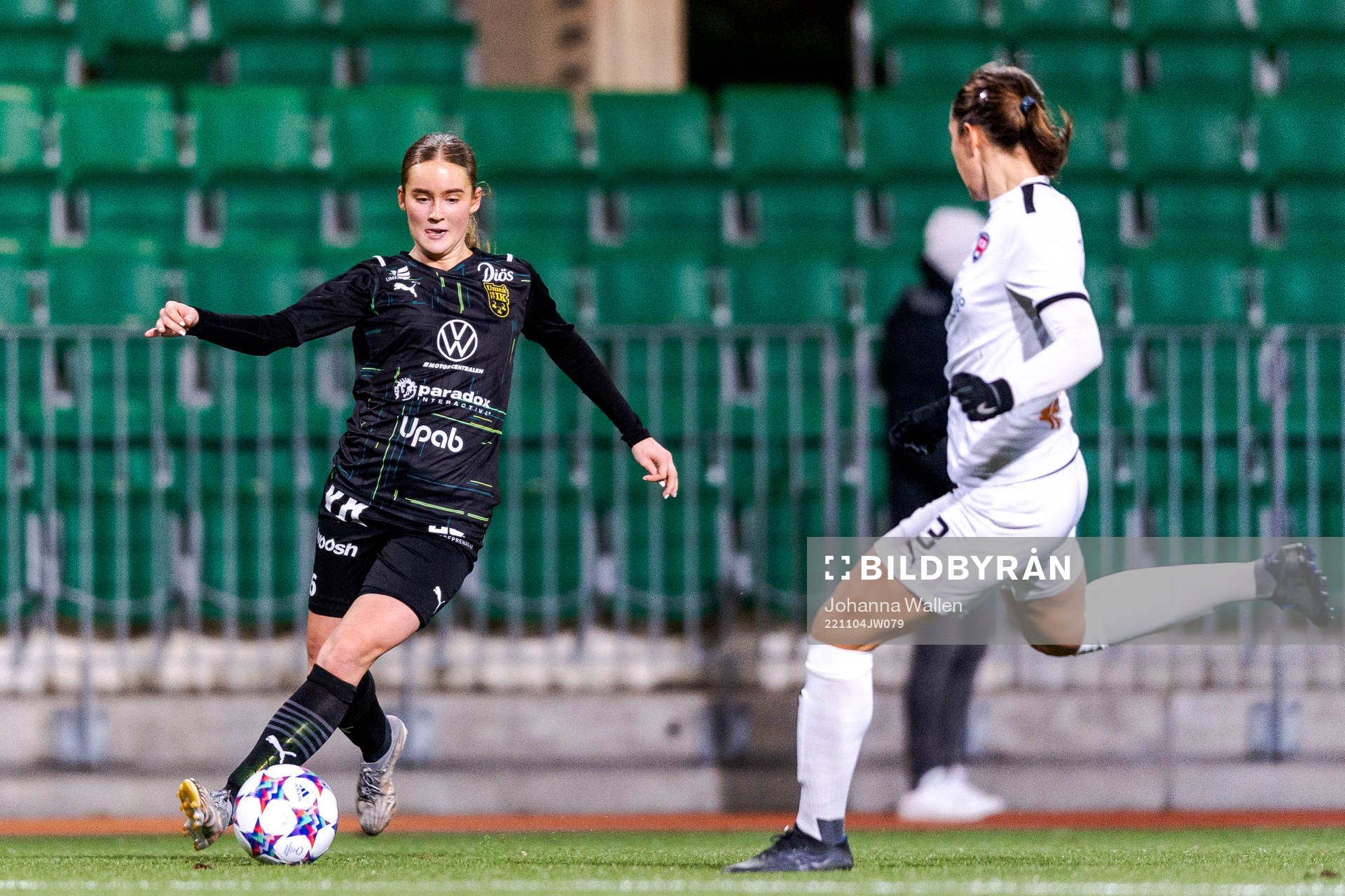 Umeås Thea Bäckström och FC Rosengårds Vera Ivarsson