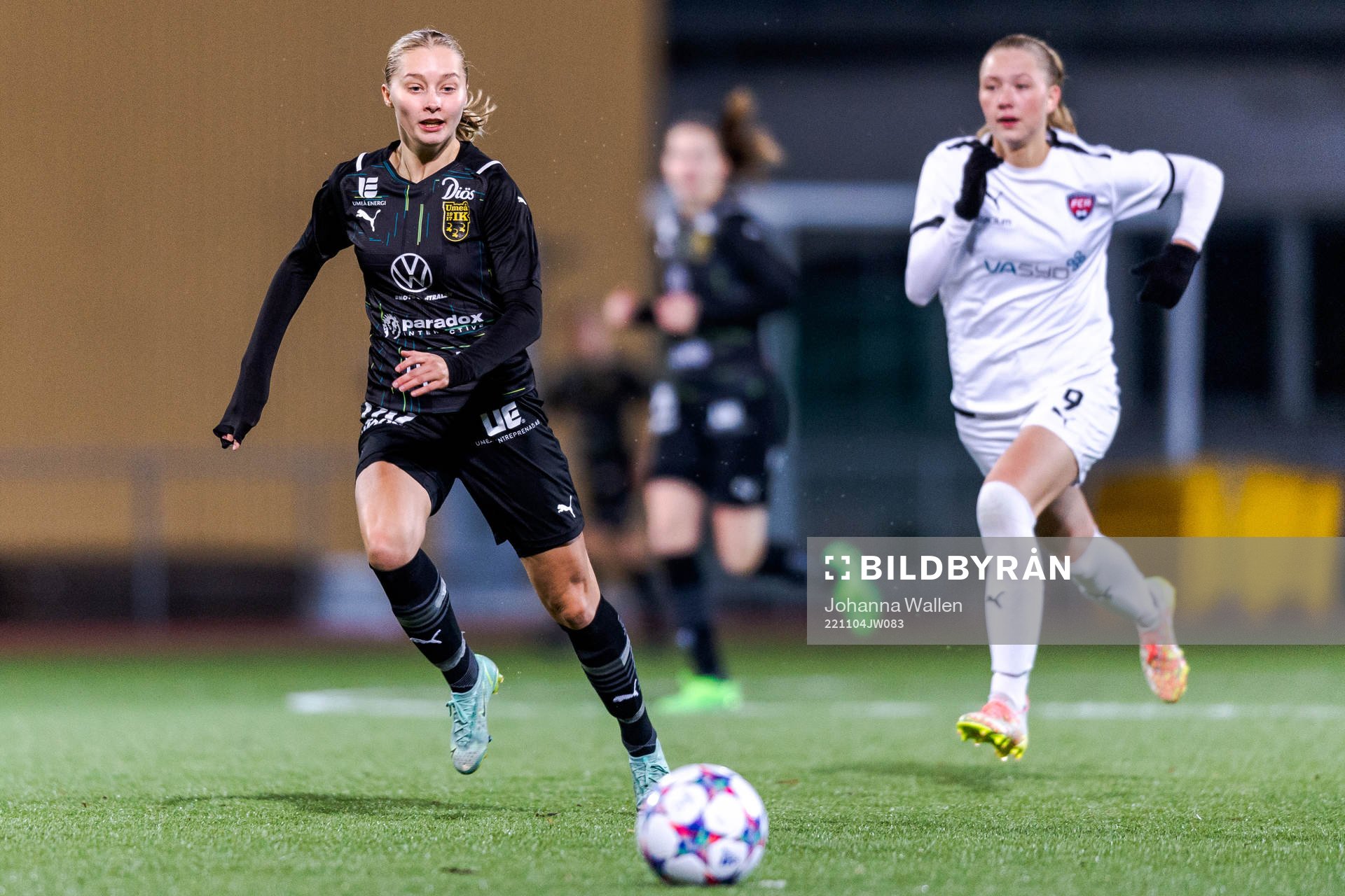 Umeås Julia Holmgren och FC Rosengårds Cajsa Rubensson