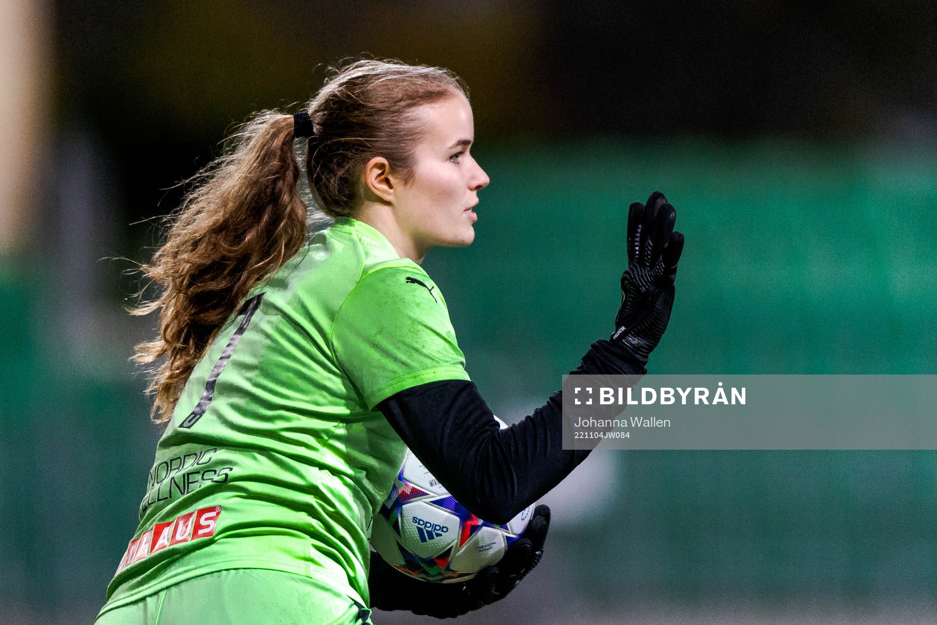 Umeås målvakt Ella Holmberg under fotbollsmatchen i F19-slutspelet mellan Umeå och FC Rosengård den 4 november 2022 i Stockholm. 