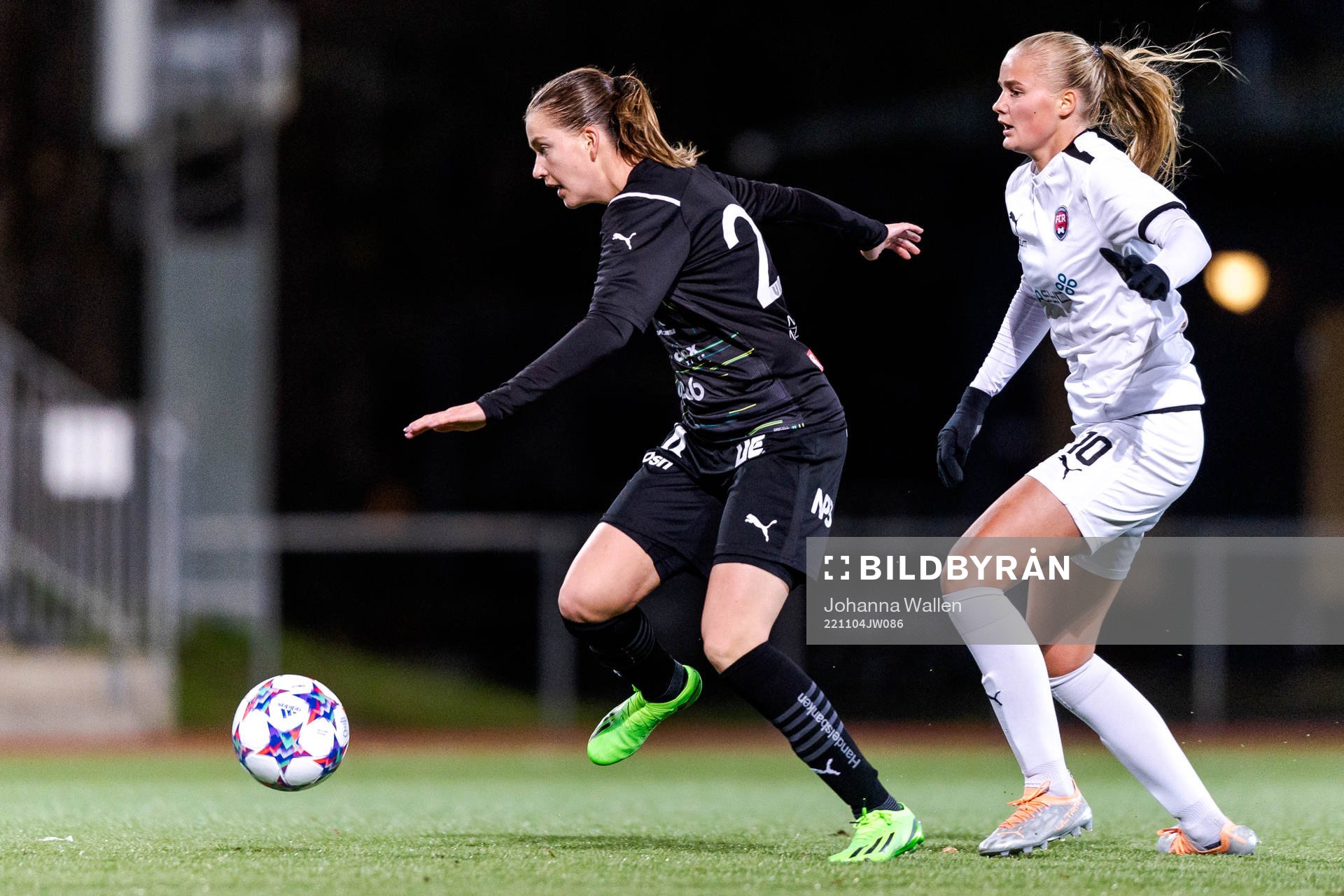 Umeås Elise Johansson och FC Rosengårds Hanna Stenberg