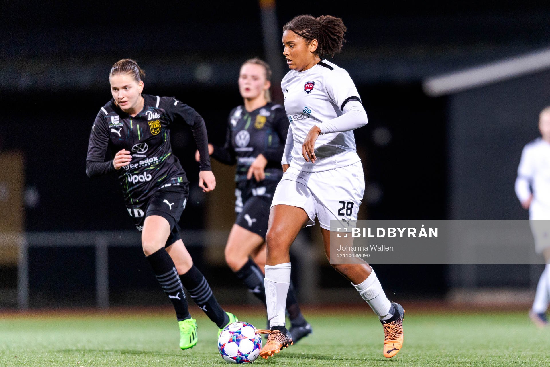 Umeås Elise Johansson och FC Rosengårds Jo-Anne Agbor
