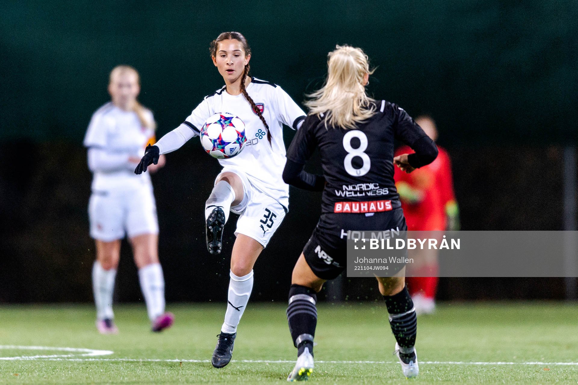 FC Rosengårds Filippa Sjöström och Umeås Vera Croné under fotbollsmatchen i F19-slutspelet mellan Umeå och FC Rosengård den 4 november 2022 i Stockholm.