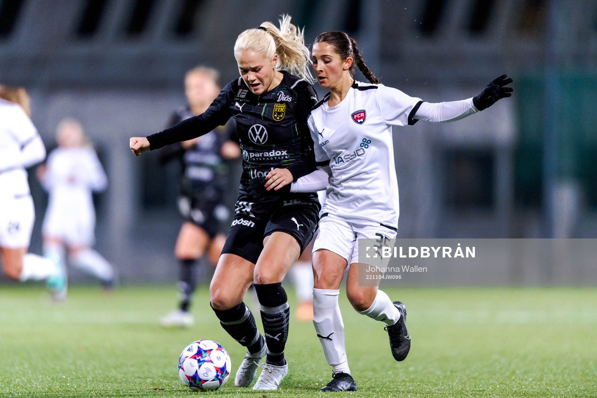 Umeås Vera Croné och FC Rosengårds Filippa Sjöström under fotbollsmatchen i F19-slutspelet mellan Umeå och FC Rosengård den 4 november 2022 i Stockholm.