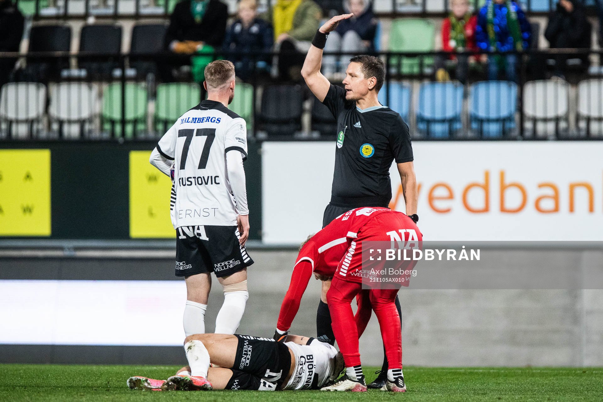 Örebros Daniel Björnkvist har ont under fotbollsmatchen i Superettan mellan Jönköpings Södra och Örebro den 5 november 2022 i Jönköping.