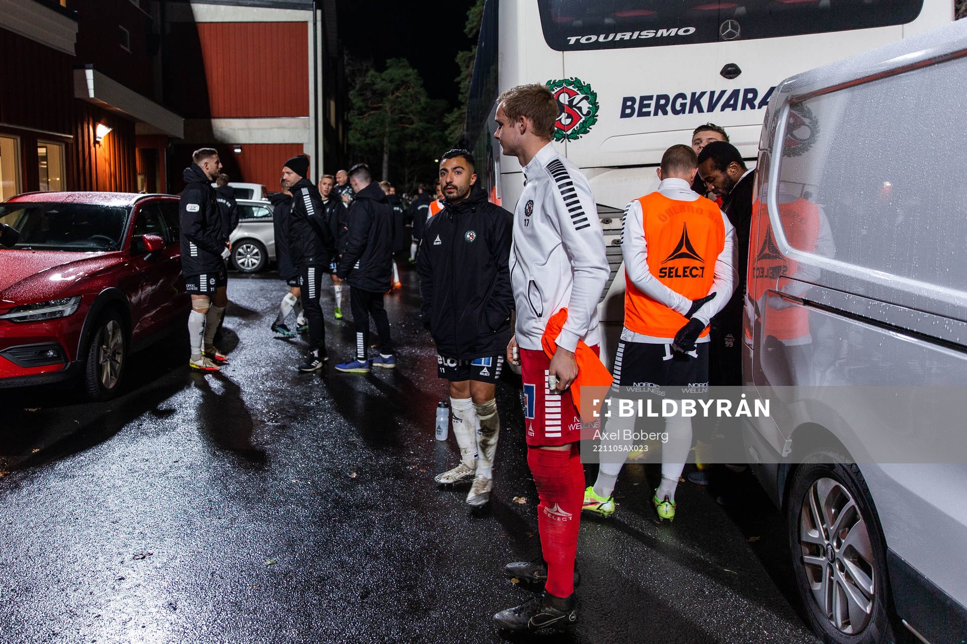 Örebros spelare väntar utanför arenan på grund av