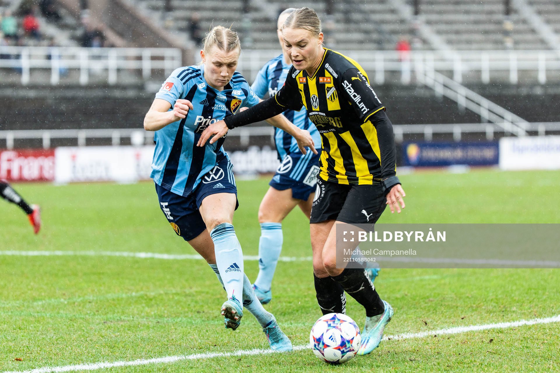 Djurgårdens Sara Olai och Häckens Stine Larsen under fotbollsmatchen i Damallsvenskan mellan Djurgården och Häcken den 5 november 2022 i Stockholm.