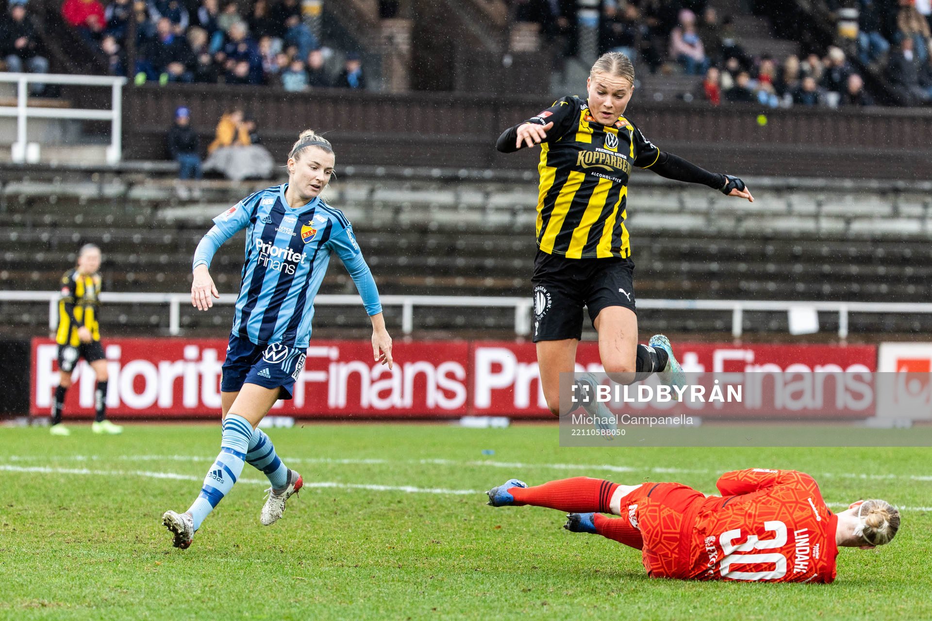 Djurgårdens Emelie Lövgren och målvakt Hedvig Lindahl
