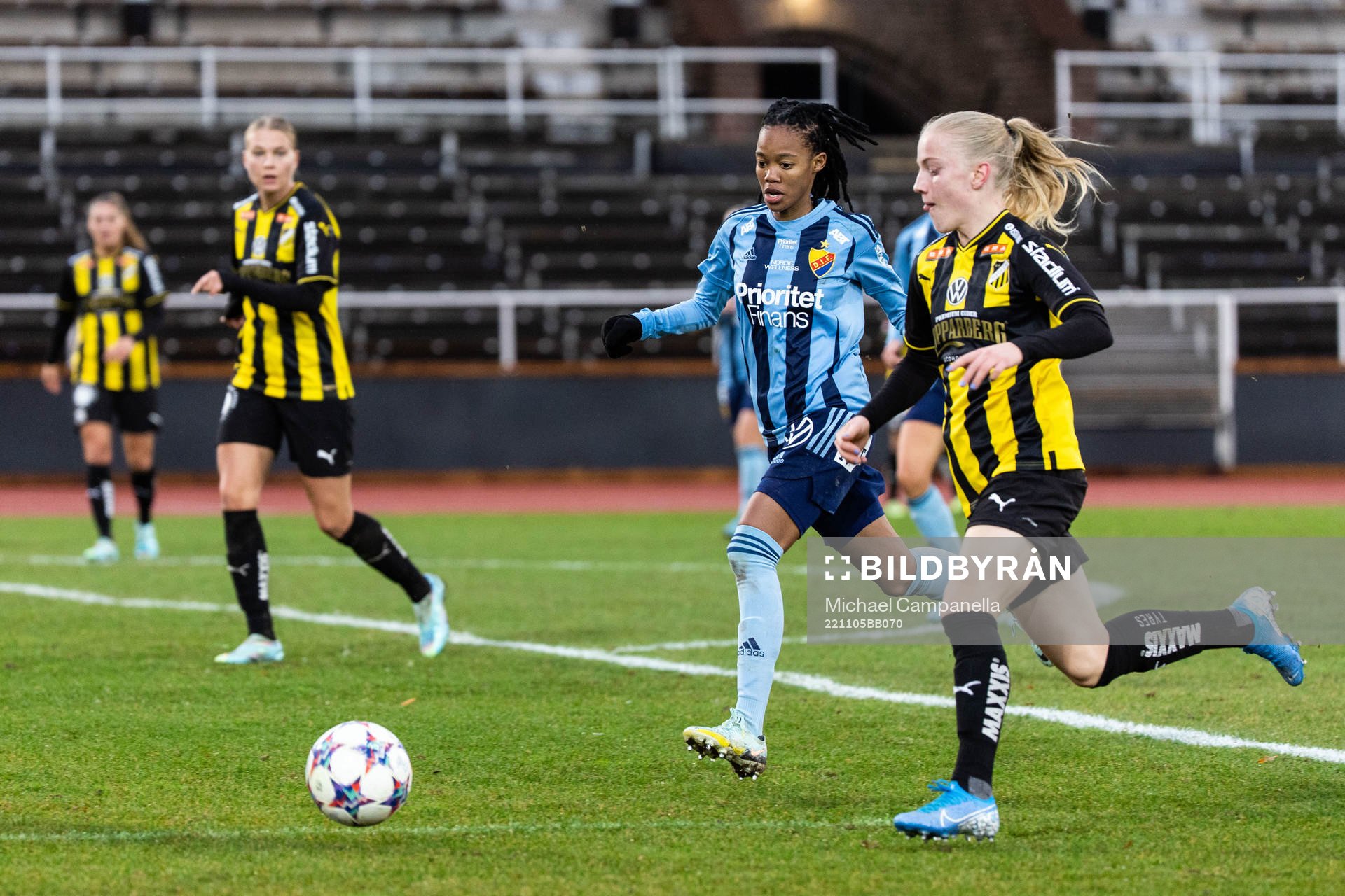 Djurgårdens Linda Maserame Motlhalo och  Häckens Anna