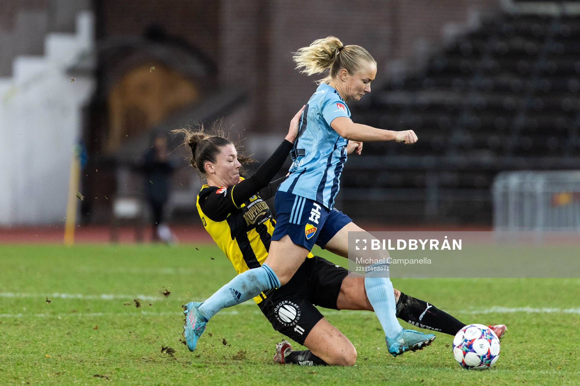 Häckens Pauline Hammarlund och Djurgårdens Tove Almqvist