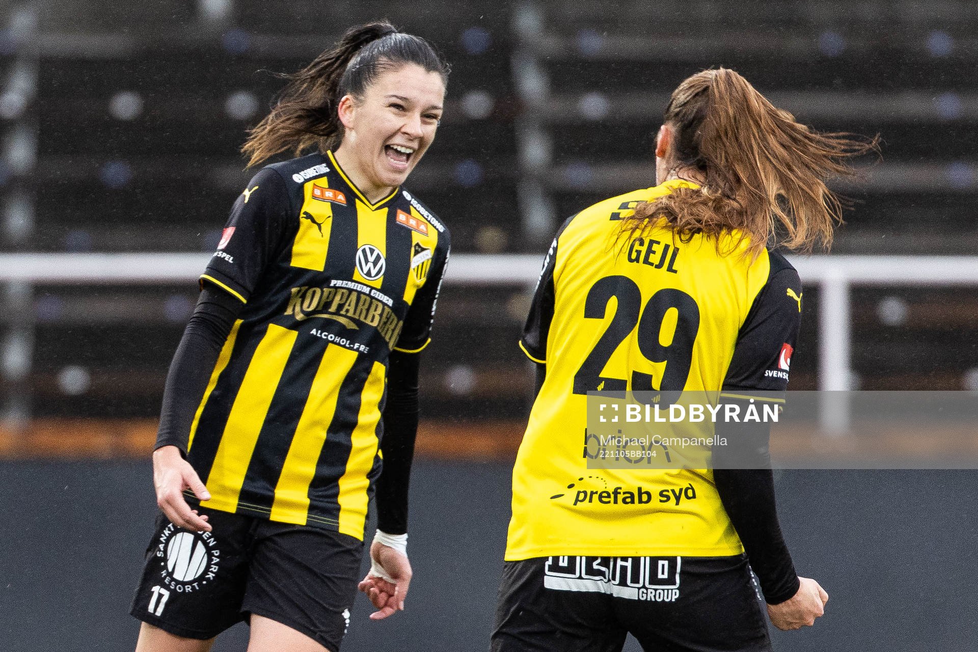 Häckens Mille Gejl Jensen jublar med Anna Julia Csiki