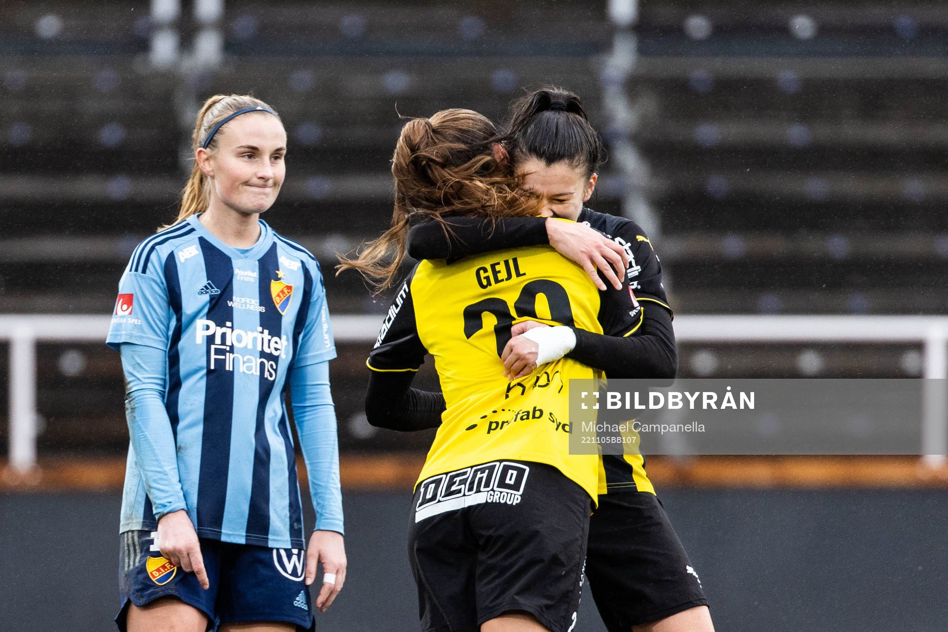 Häckens Mille Gejl Jensen jublar med Anna Julia Csiki