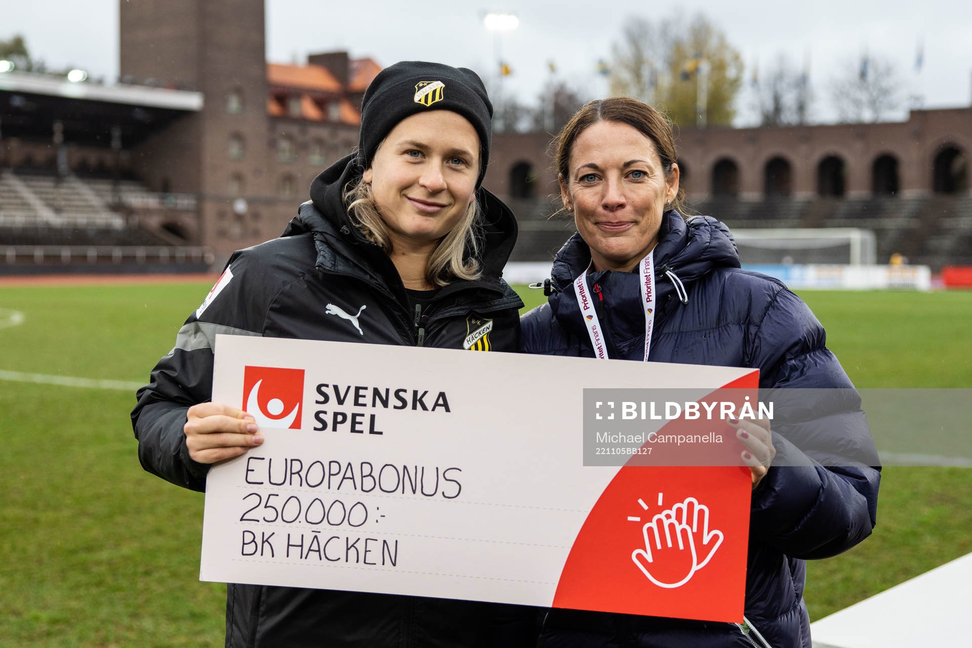 Häckens Filippa Curmark med en check från Svenska Spel